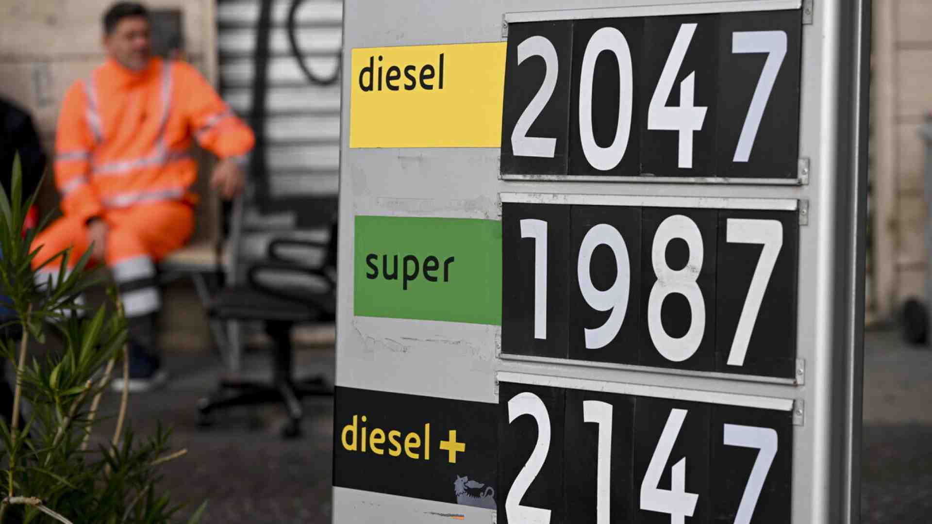 Altro che accise, è l’embargo che minaccia i prezzi dei carburanti