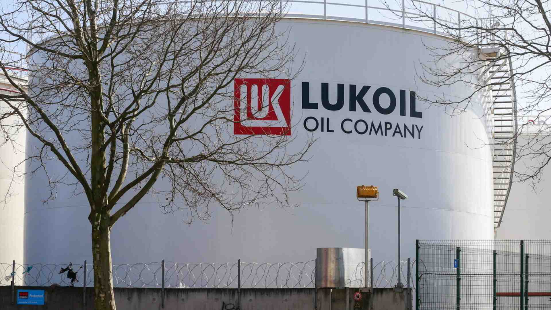 C'è l'accordo per la cessione della raffineria Lukoil di Priolo