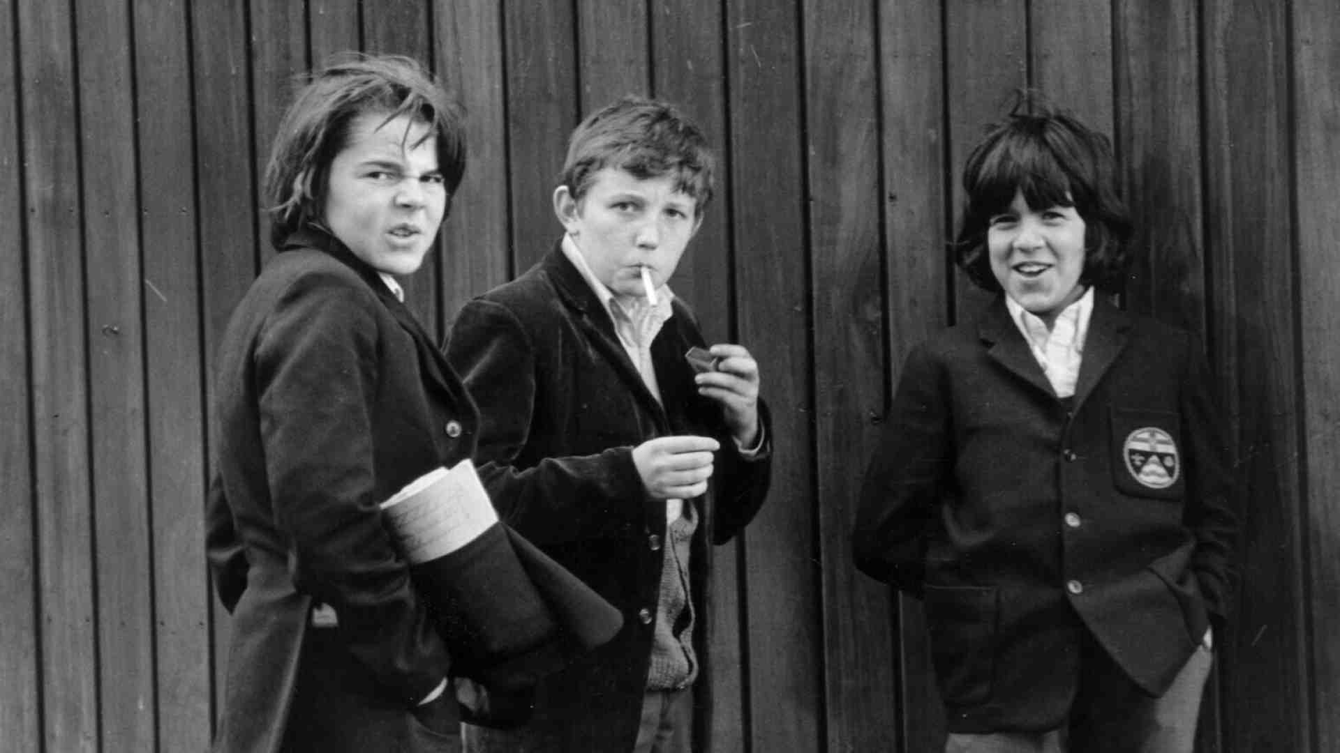 La Gen Z che non beve, non fuma, non ama ma puzza di naftalina. Una ricerca