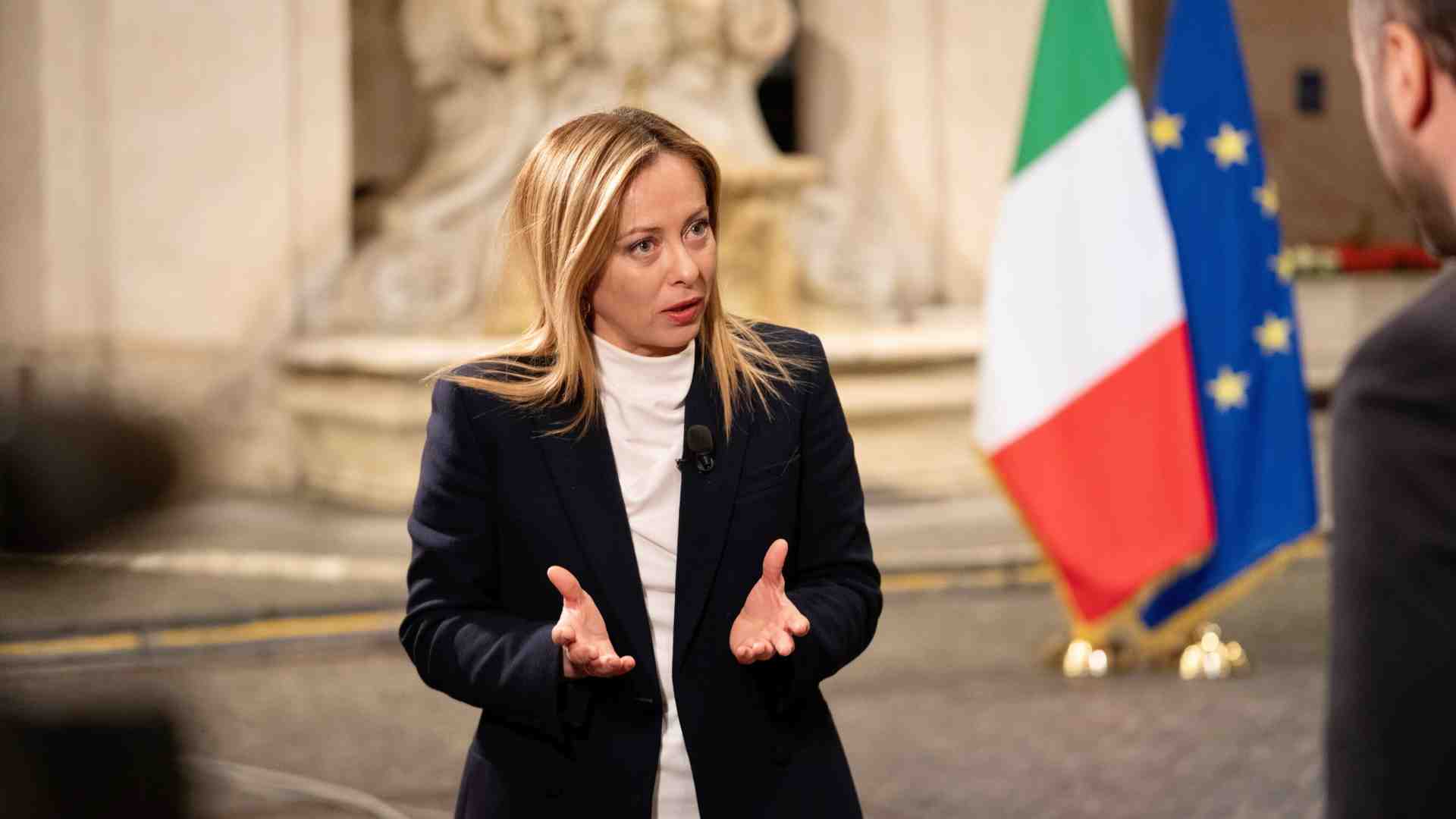 Benzina, tensione in FdI. Circolare ai parlamentari: "Si interviene solo sui temi scelti dai vertici"