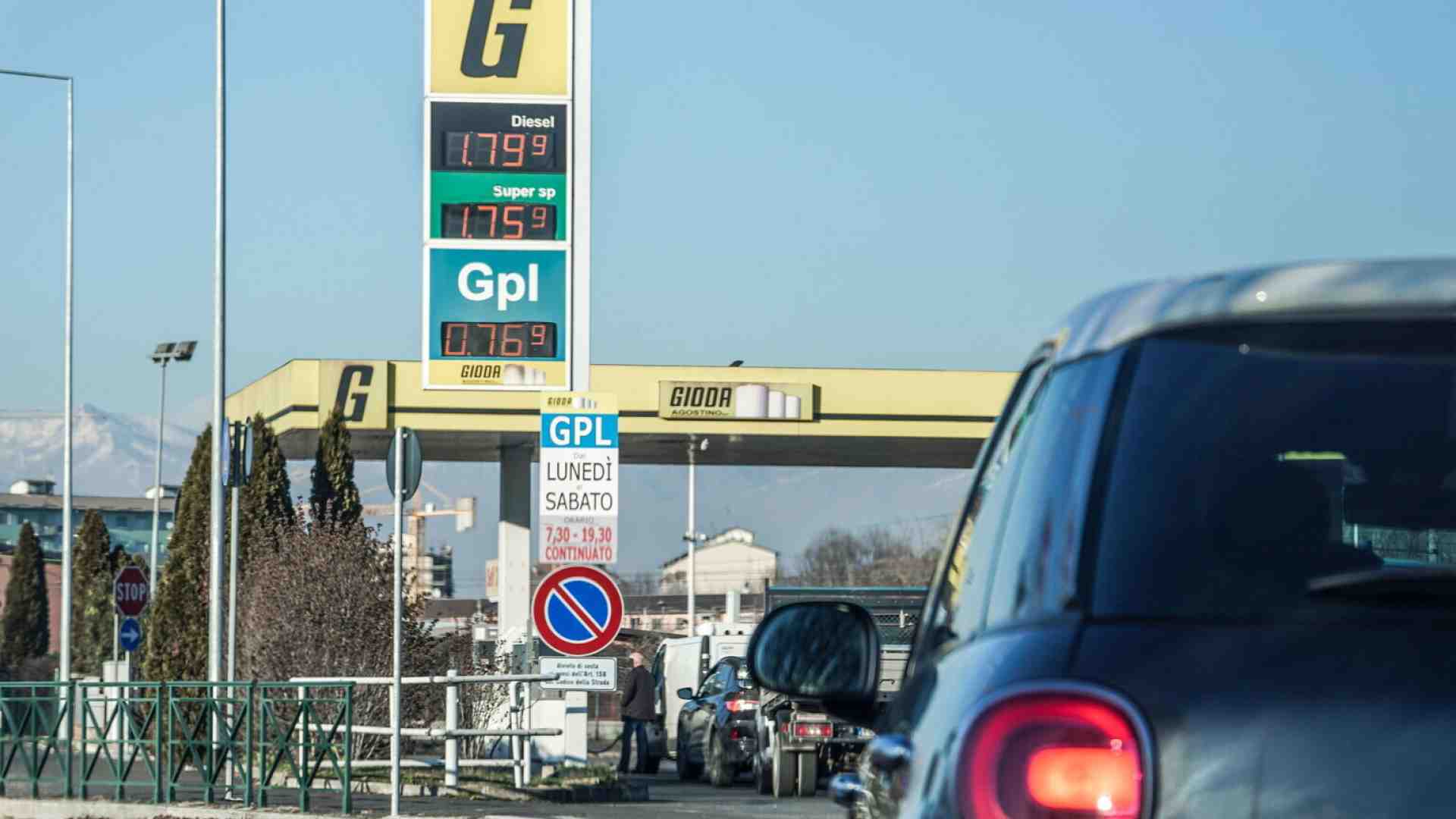 La caccia agli “speculatori” sui carburanti, tanto rumore per nulla