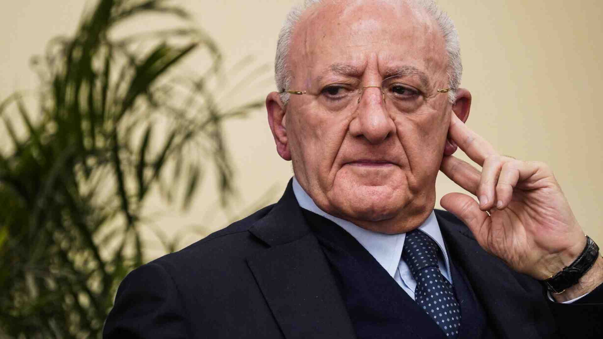 Bonaccini alle prese con il caso De Luca. Un pezzo di Pd pensa a Cantone