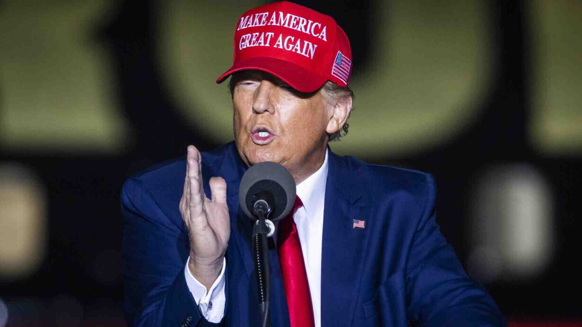 La riabilitazione di Trump su Twitter e Facebook e il suo putinismo purissimo