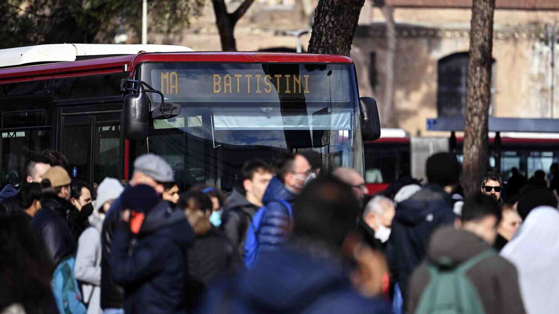 Roma, la metro A (di nuovo) bloccata. Gualtieri: "I lavori dovevano iniziare 15 anni fa"