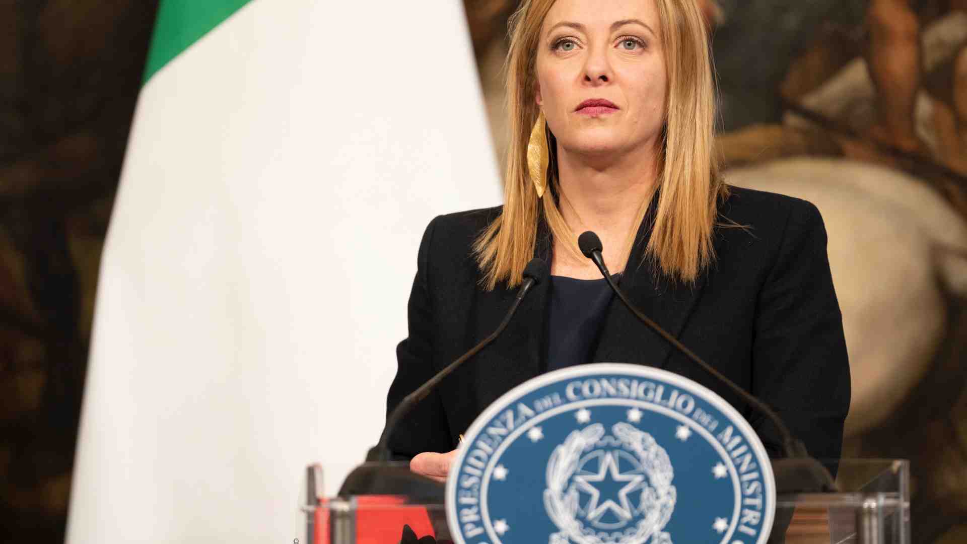Meloni non fa la Fuortes. L'ad Rai resta. La premier "ferma" Berlusconi e Salvini
