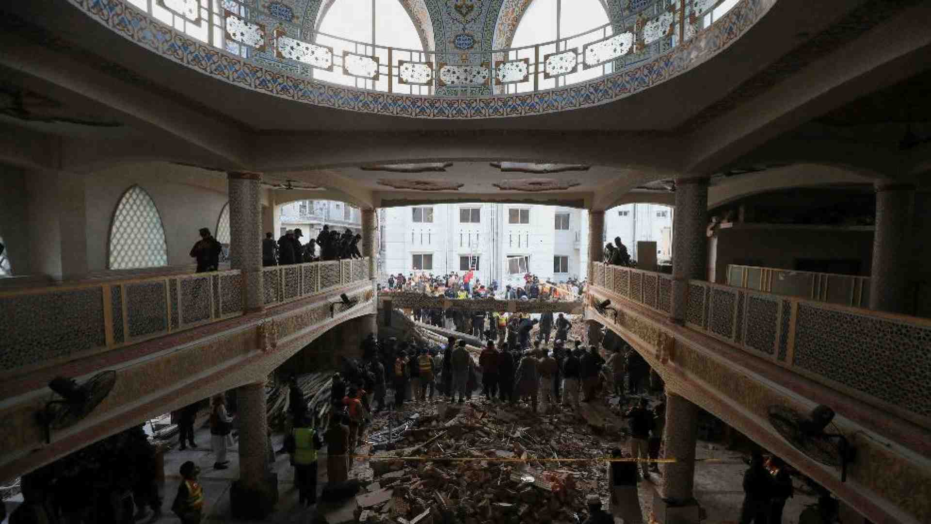 Pakistan, strage in moschea: oltre 90 morti