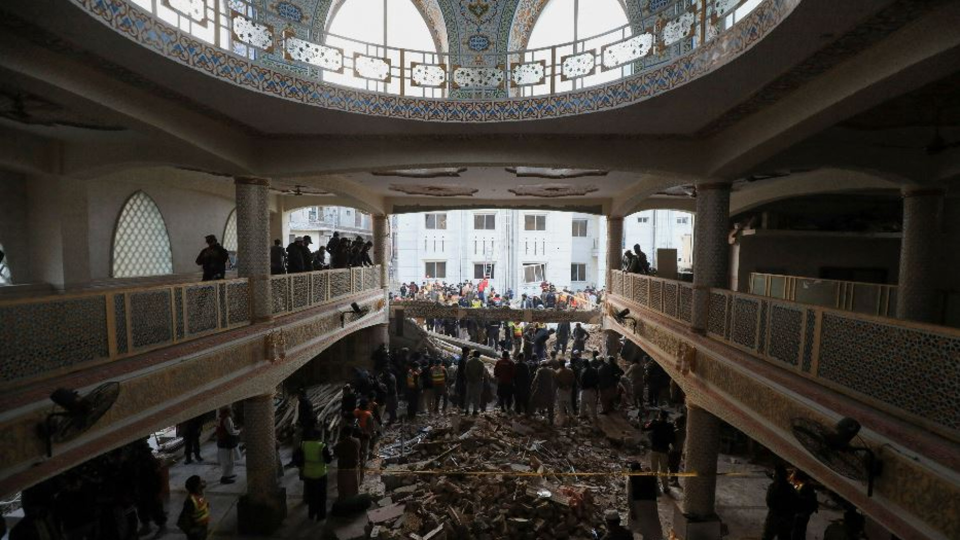 Pakistan, strage in moschea: oltre 90 morti