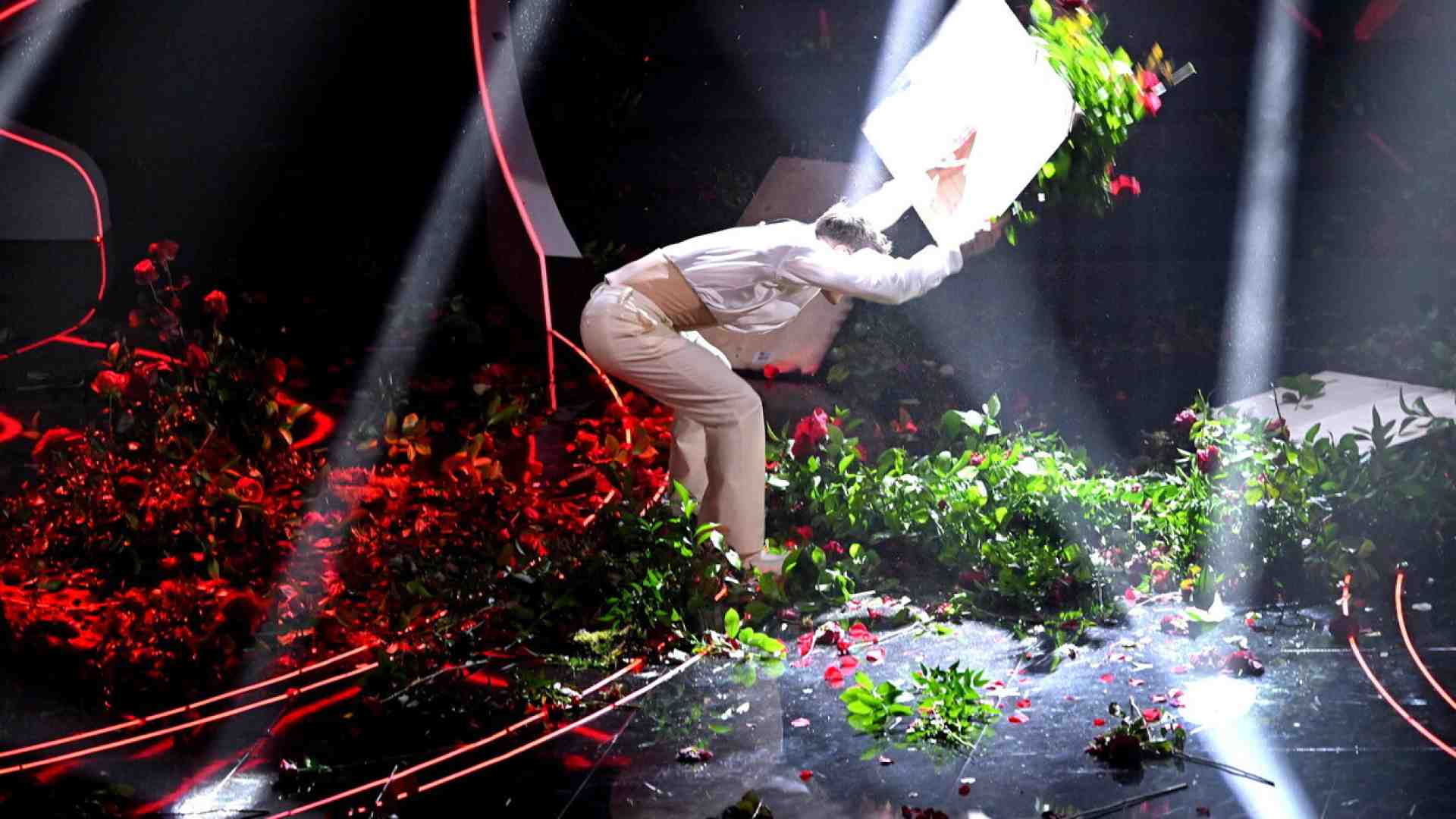 Blanco, ma che fai? Oltraggio nazionale a Sanremo. Per fortuna c'è Mattarella