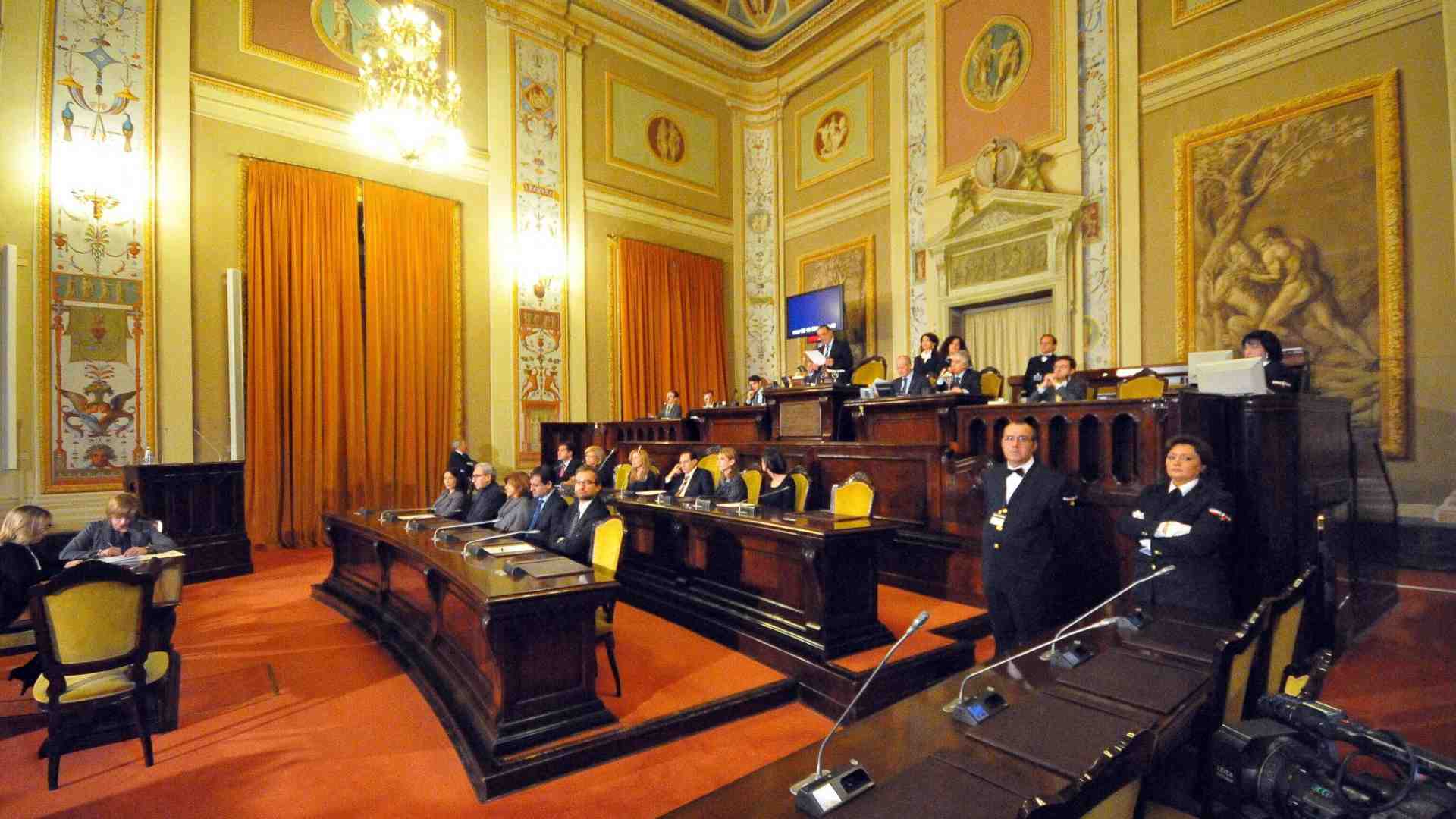 In Sicilia i consiglieri regionali si alzano lo stipendio di 890 euro al mese: "C'è l'inflazione"