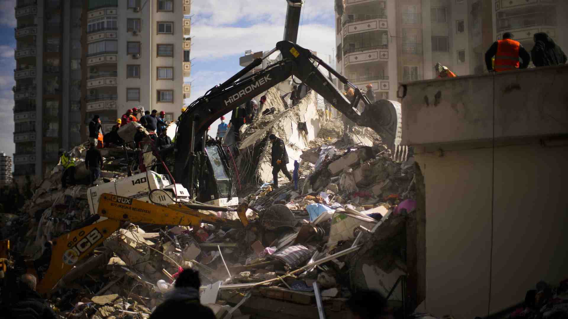 Sale il bilancio delle vittime tra Turchia e Siria. Erdogan visita gli sfollati