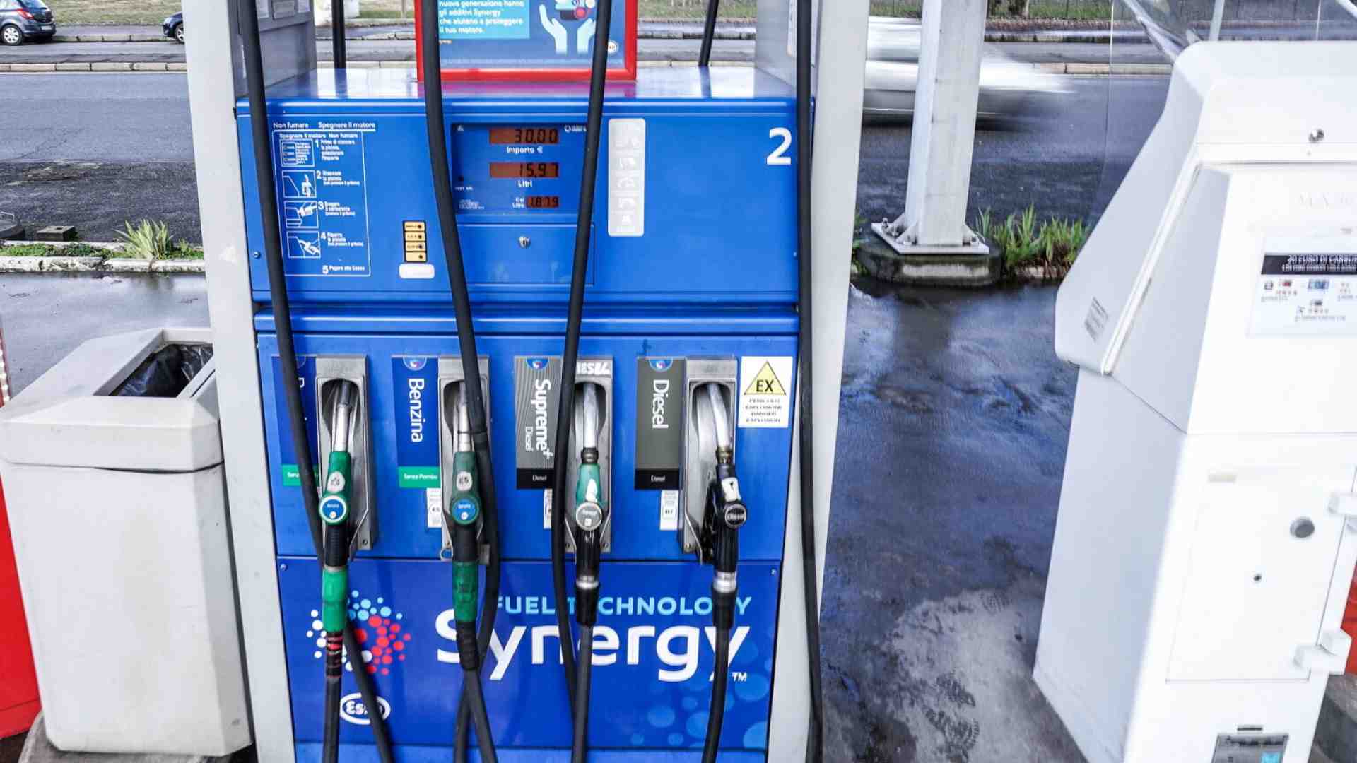 I benzinai dividono la maggioranza: il governo vuole il cartello con i prezzi, Lega e Forza Italia no