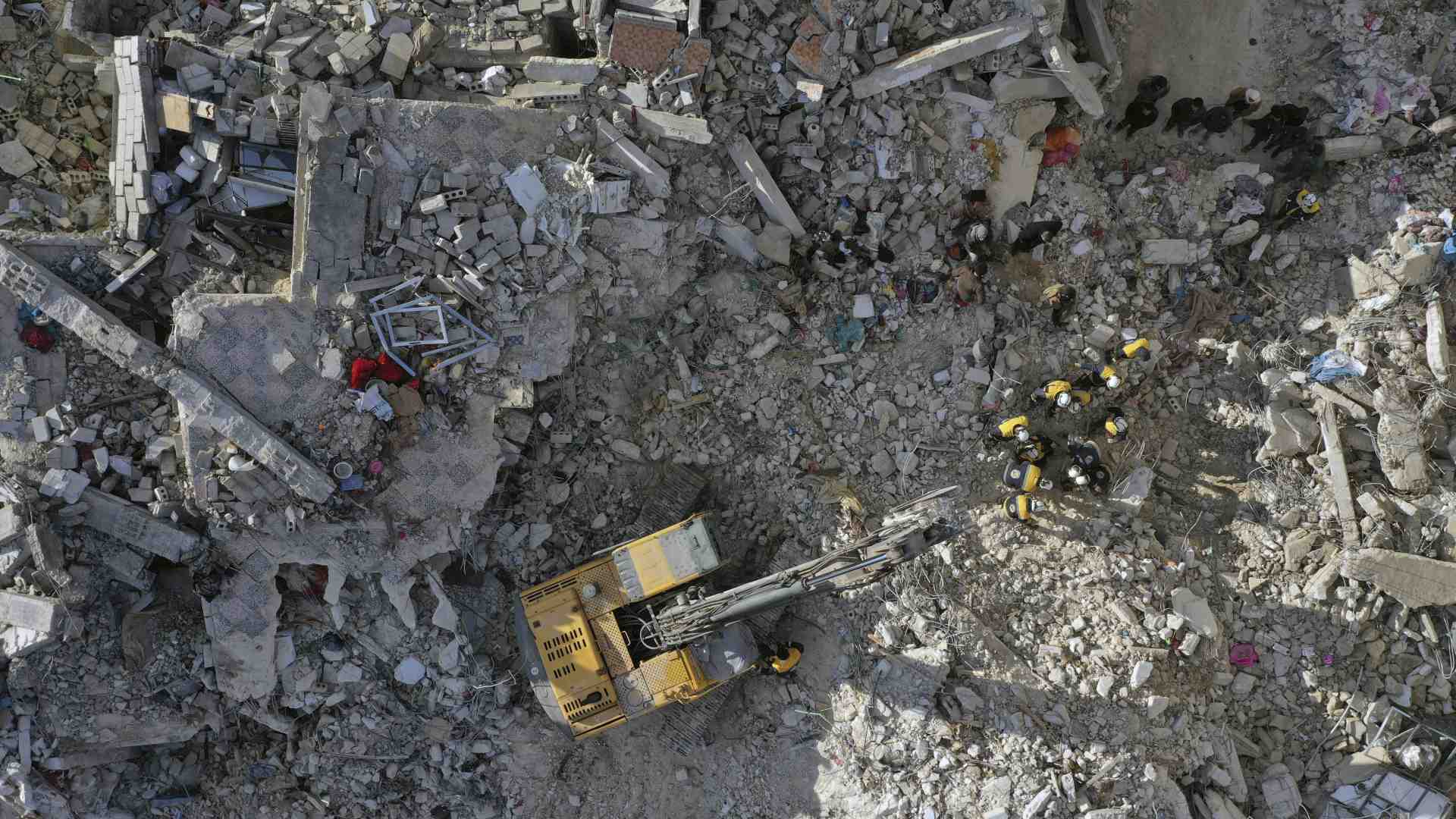 Ancora scosse di terremoto in Turchia e i palazzi crollano. Gli aiuti faticano a raggiungere la Siria