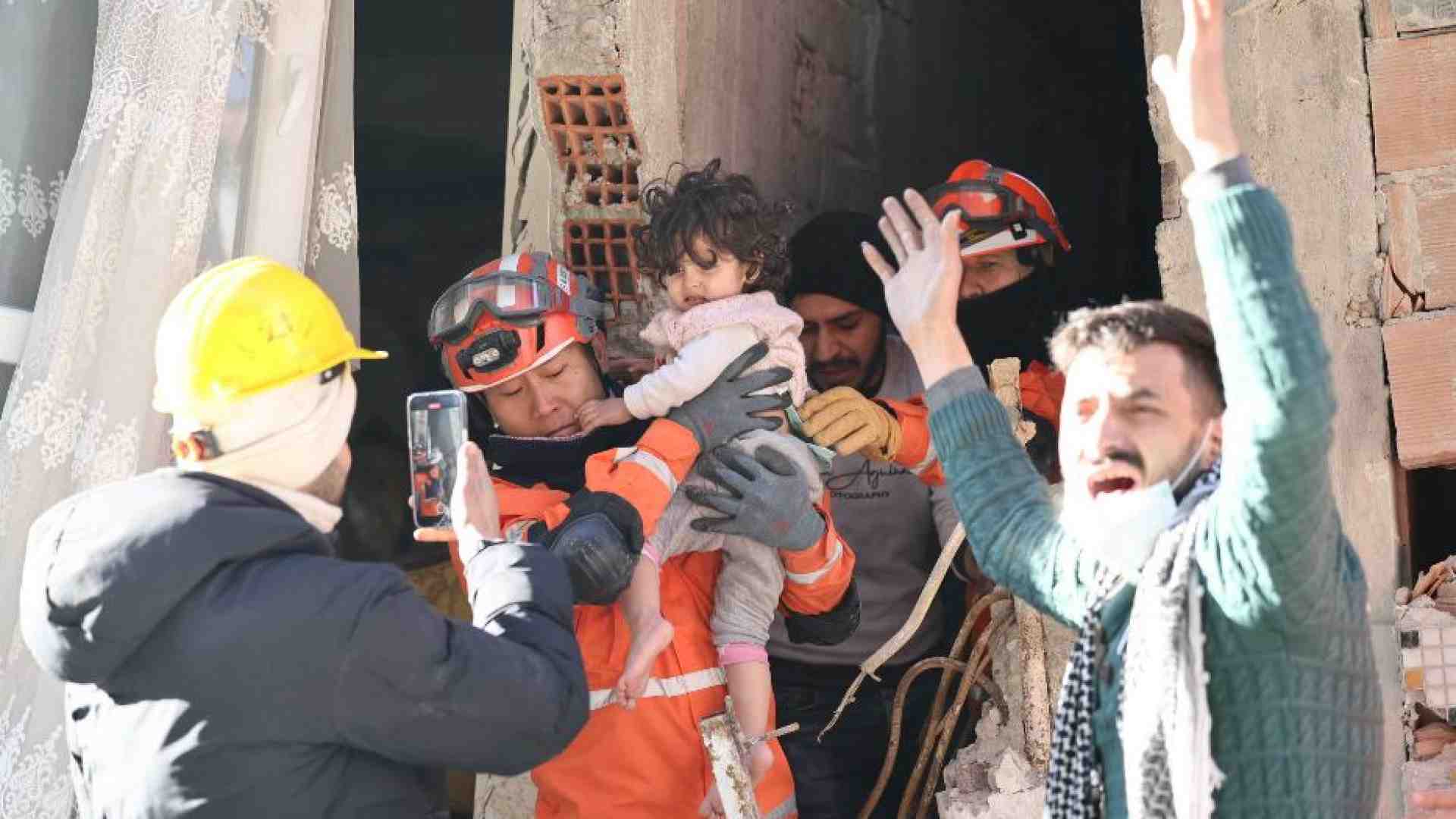 Sisma, oltre 20.000 morti. Oggi i primi aiuti ai siriani "ribelli"