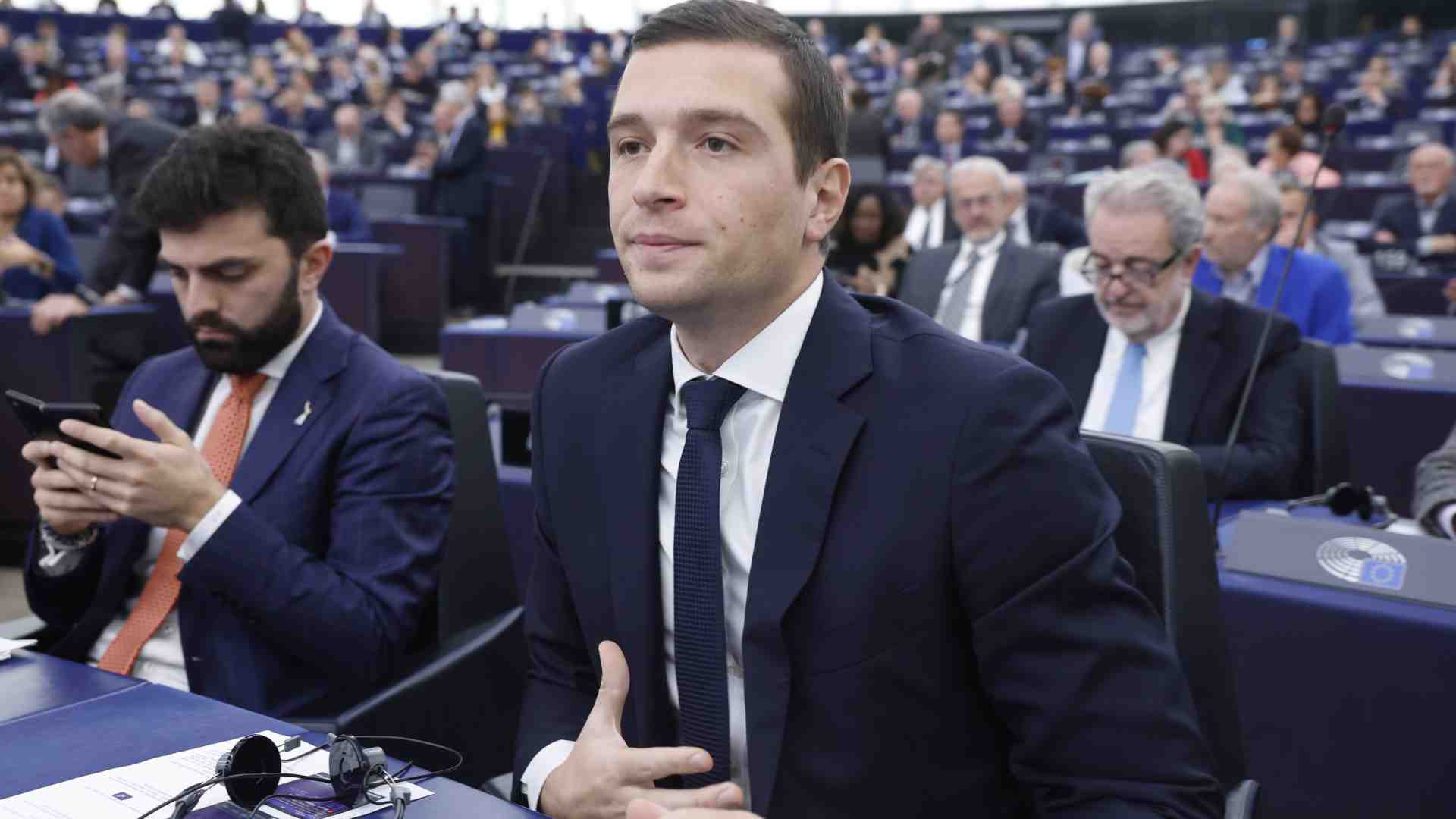 L’applauso lepenista a Zelensky