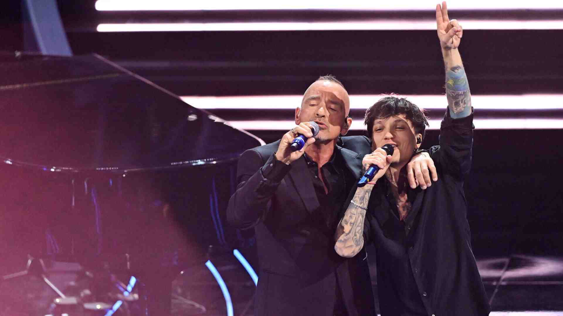 Nemmeno Eros salverà Ultimo dal trasformarsi in Toto Cutugno