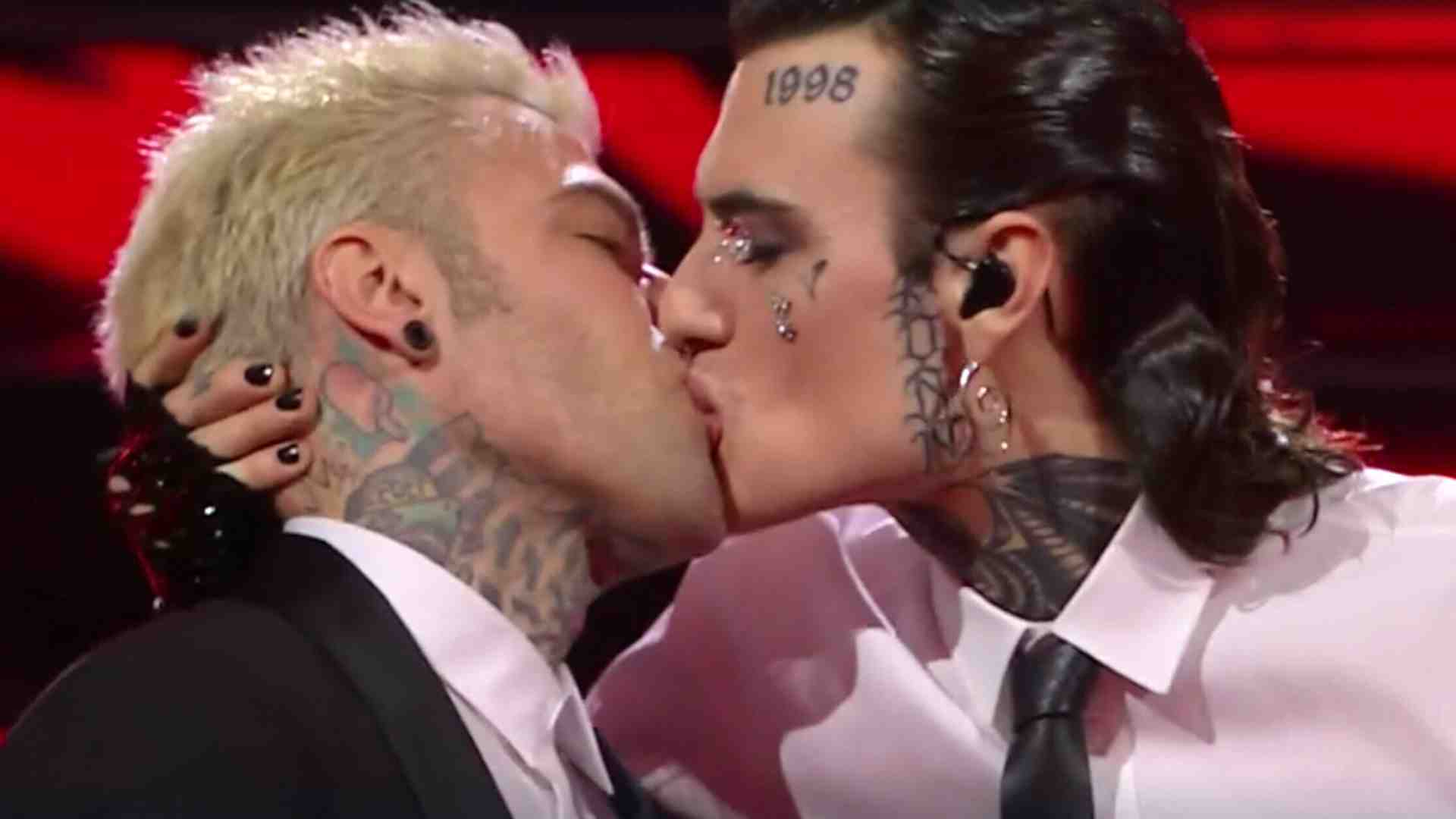 Più di Mengoni che vince, a Sanremo fa notizia Fedez che nemmeno è in gara