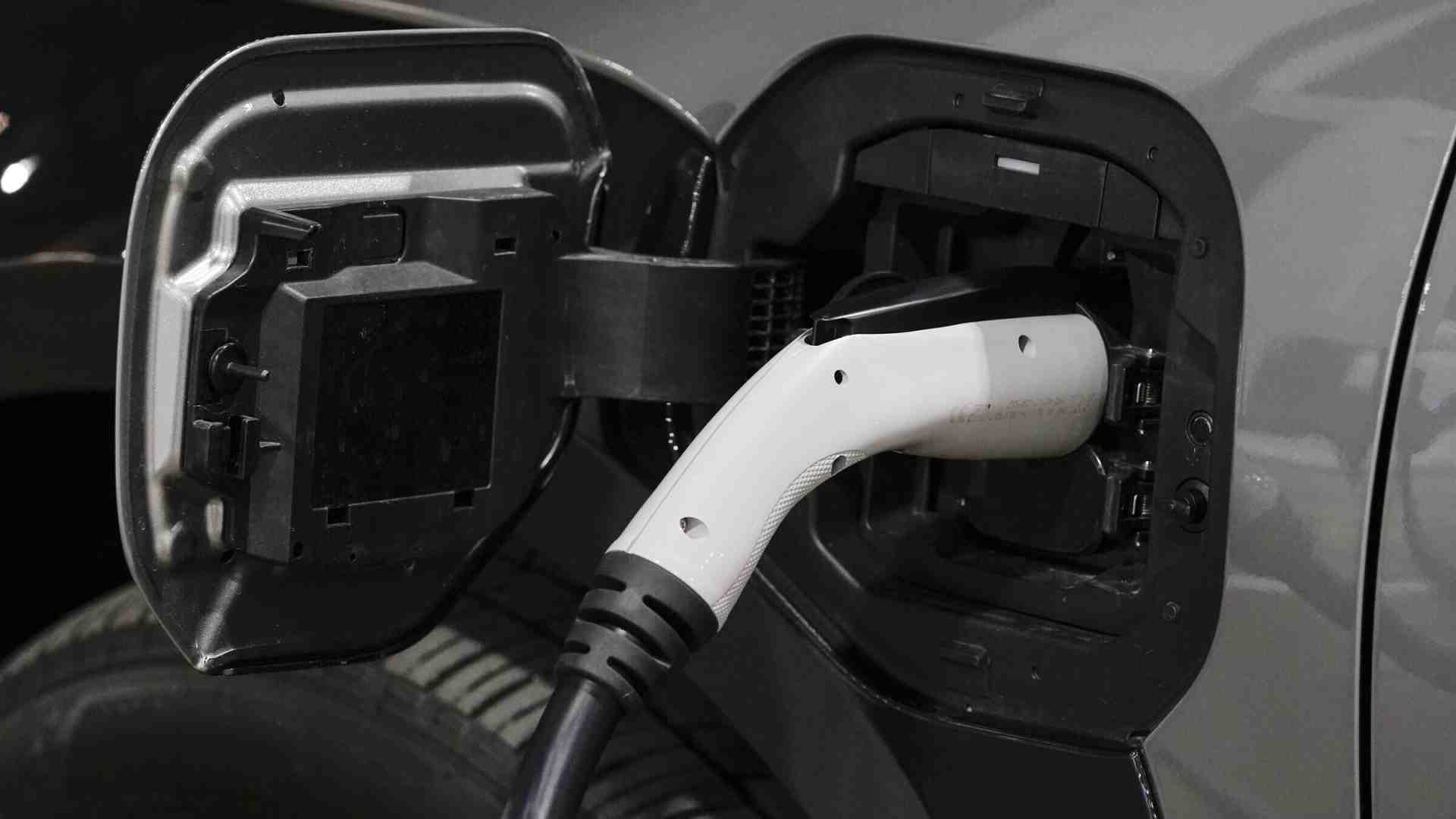 Lo stop alle auto diesel e benzina al 2035 è un grave azzardo dell'Europa