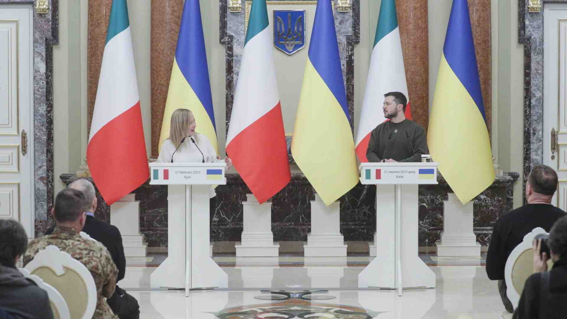 Meloni rassicura Zelensky, ma le parole sul Cav. rovinano tutto. Seguono colpi di tosse