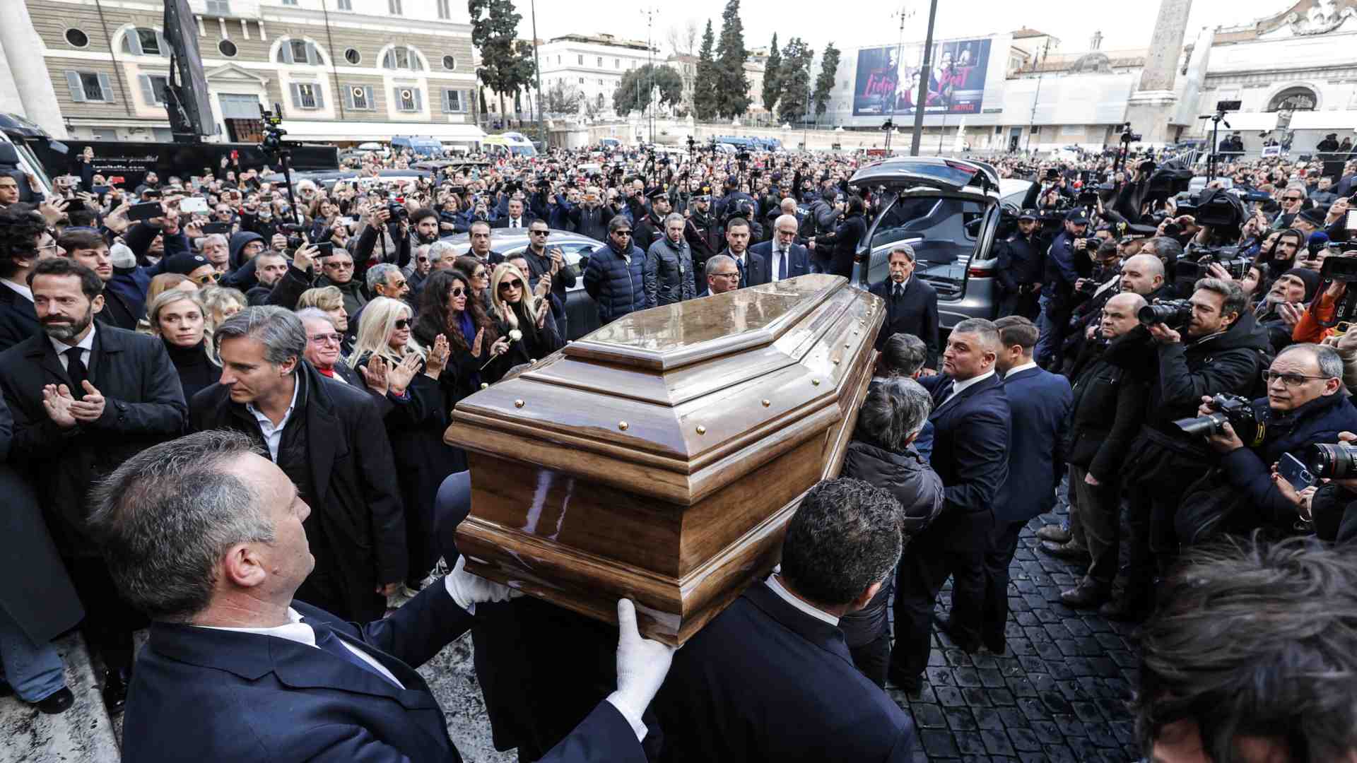 Le esequie sterminate di Costanzo e le primarie Pd: la folla italiana si fa in due