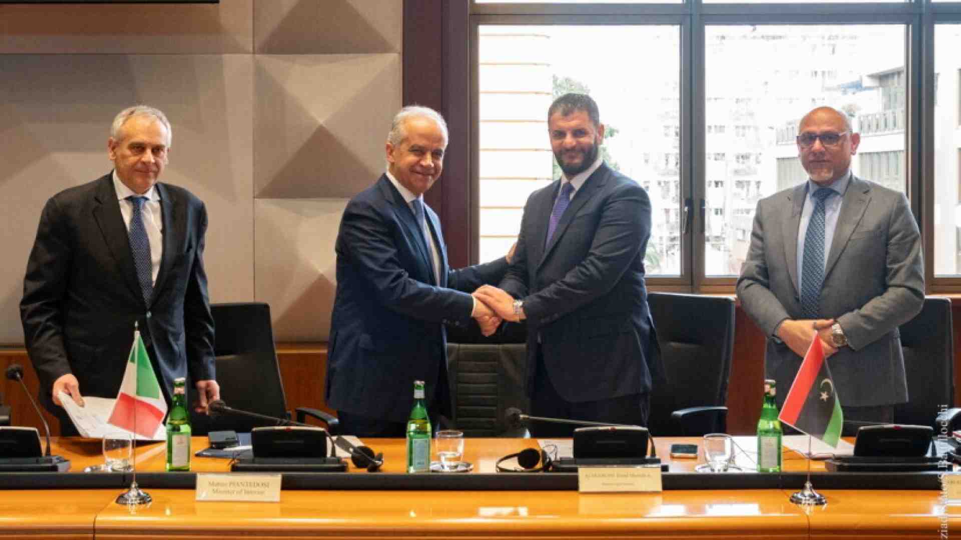 Turchia, Tunisia, Libia. Sui migranti ciò che finora ha fatto Piantedosi non funziona