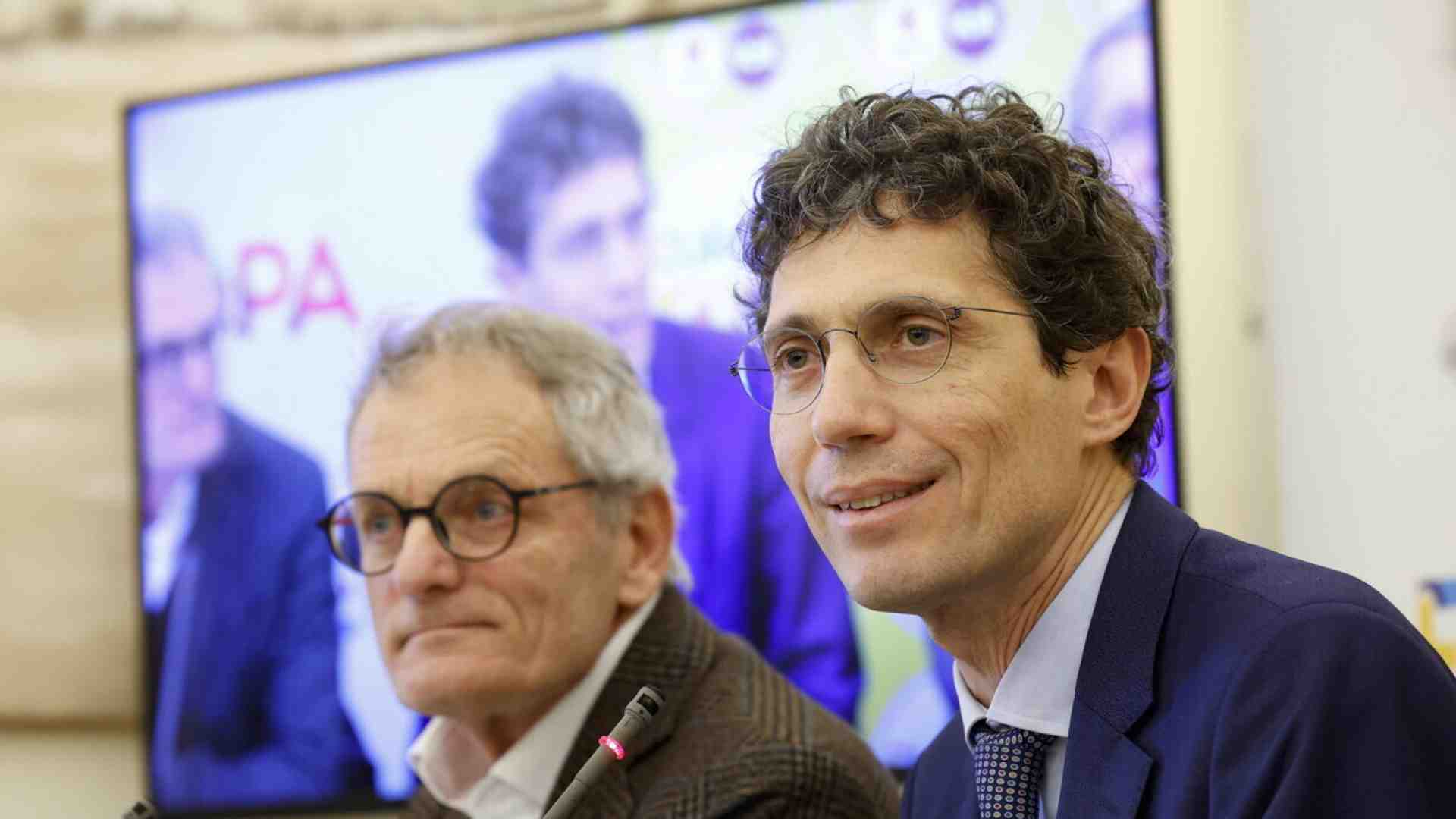 Pd e Terzo Polo firmano la proposta di Magi per superare la Bossi-Fini