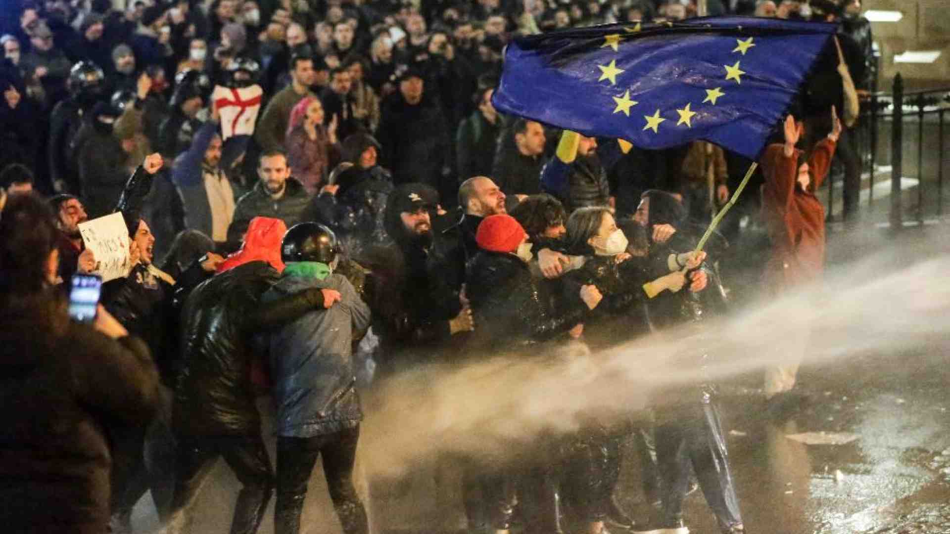 Georgia, migliaia in piazza contro il governo «schiavo di Putin»