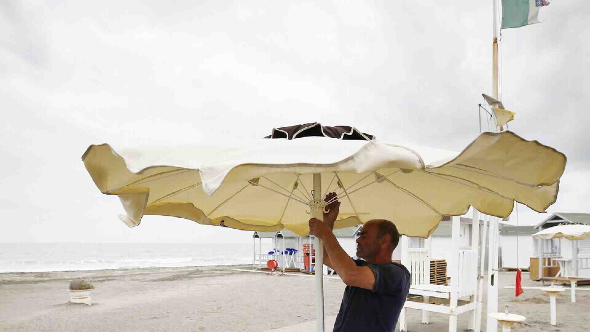 Il frontale di Meloni con l'Ue: il CdS boccia la proroga delle concessioni balneari