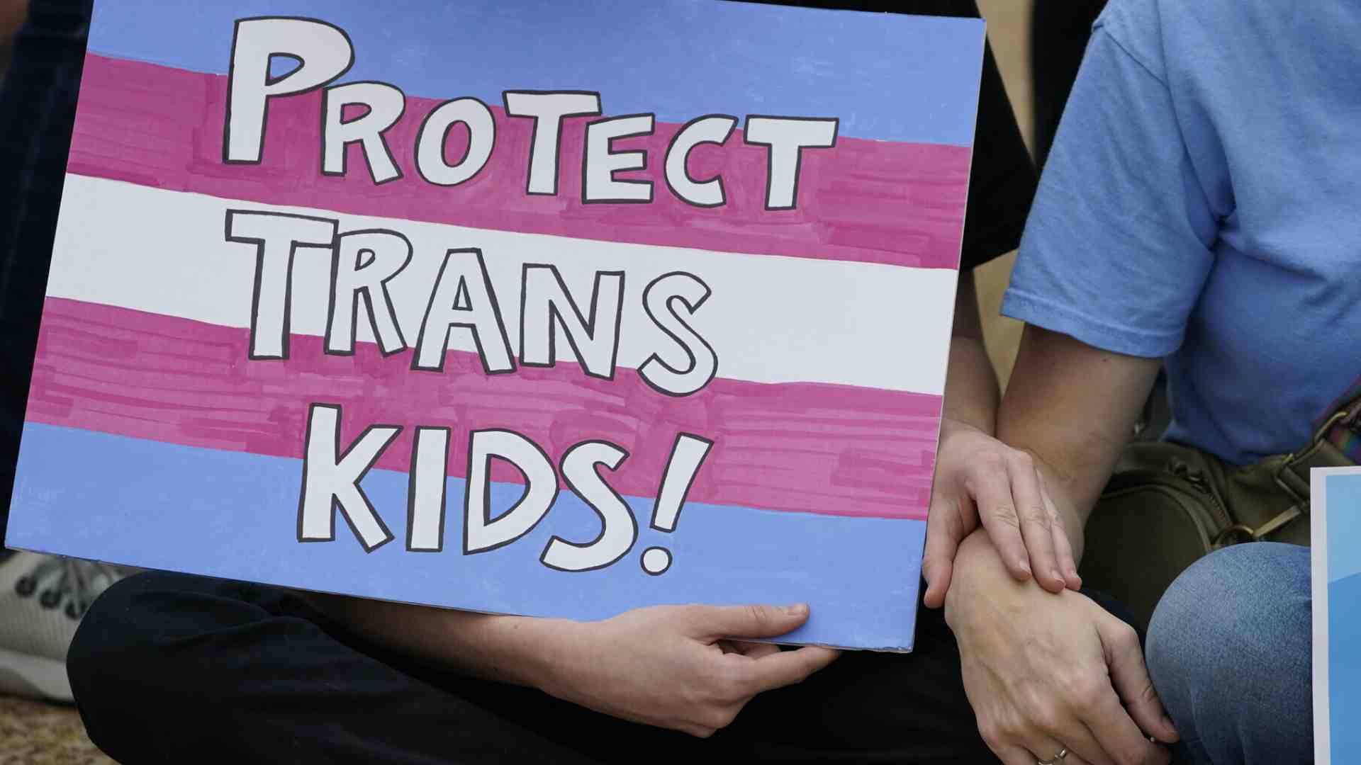 Per il filosofo Savater il transgender nei bambini è una perversione educativa