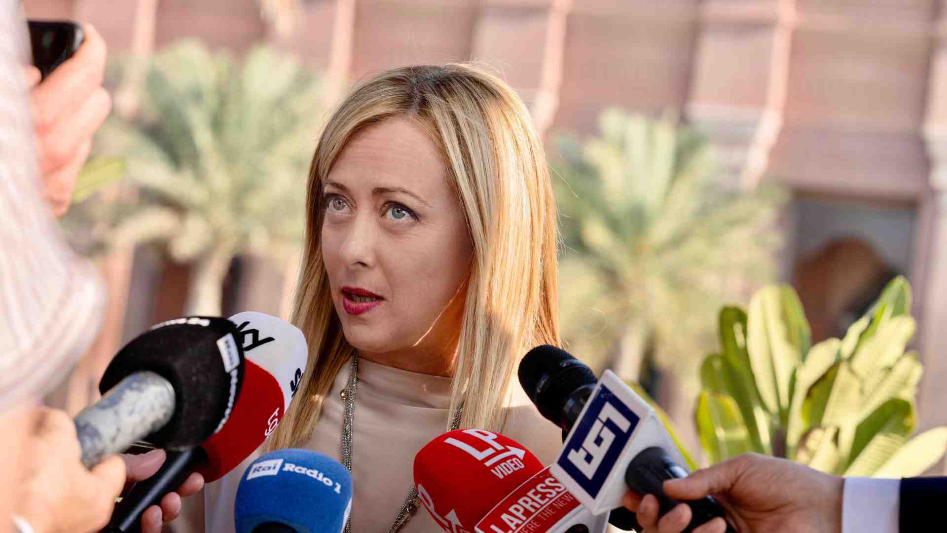 Meloni in affanno sulla Tunisia fa pressing sul Fmi. Ansie per gli sbarchi e controsensi sovranisti