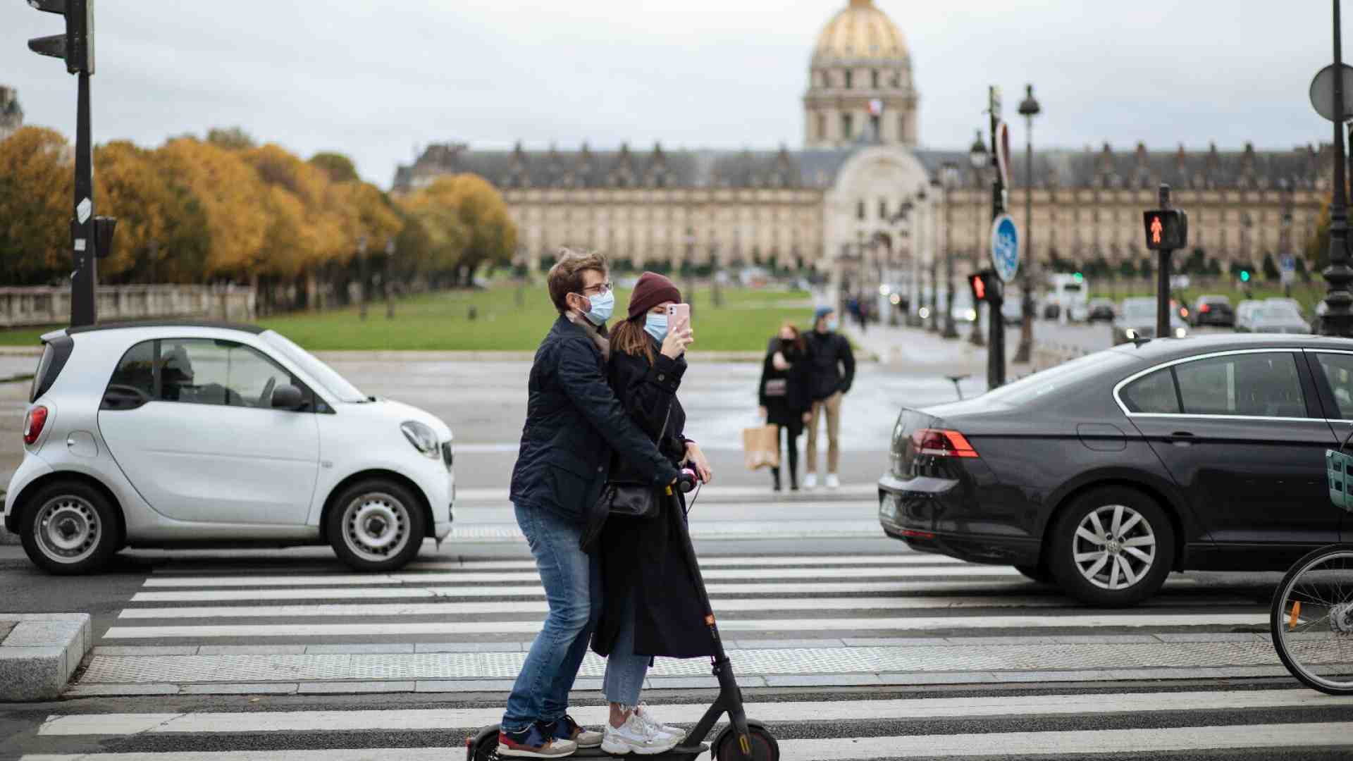 Monopattini addio? Parigi decide con un referendum