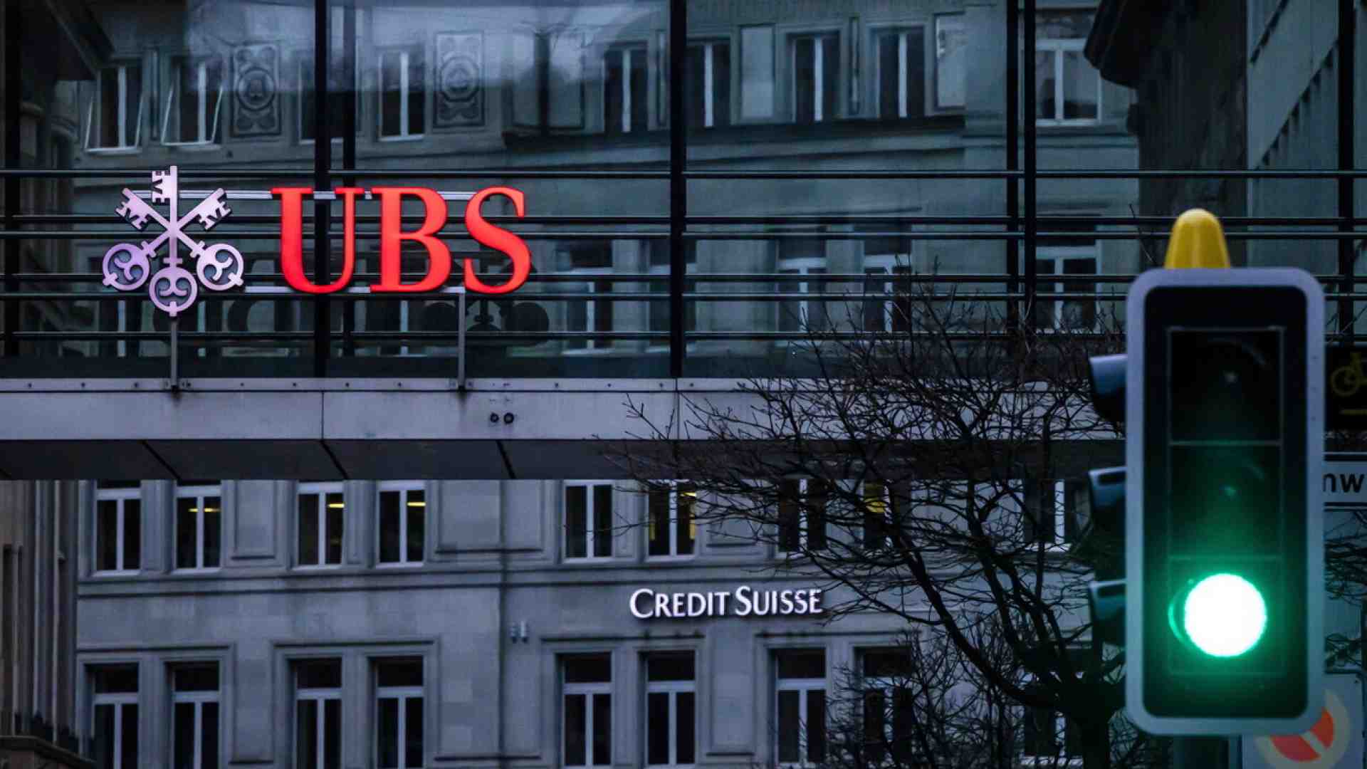 I dubbi dei mercati sul salvataggio Ubs-Credit Suisse: il rischio contagio agita le Borse