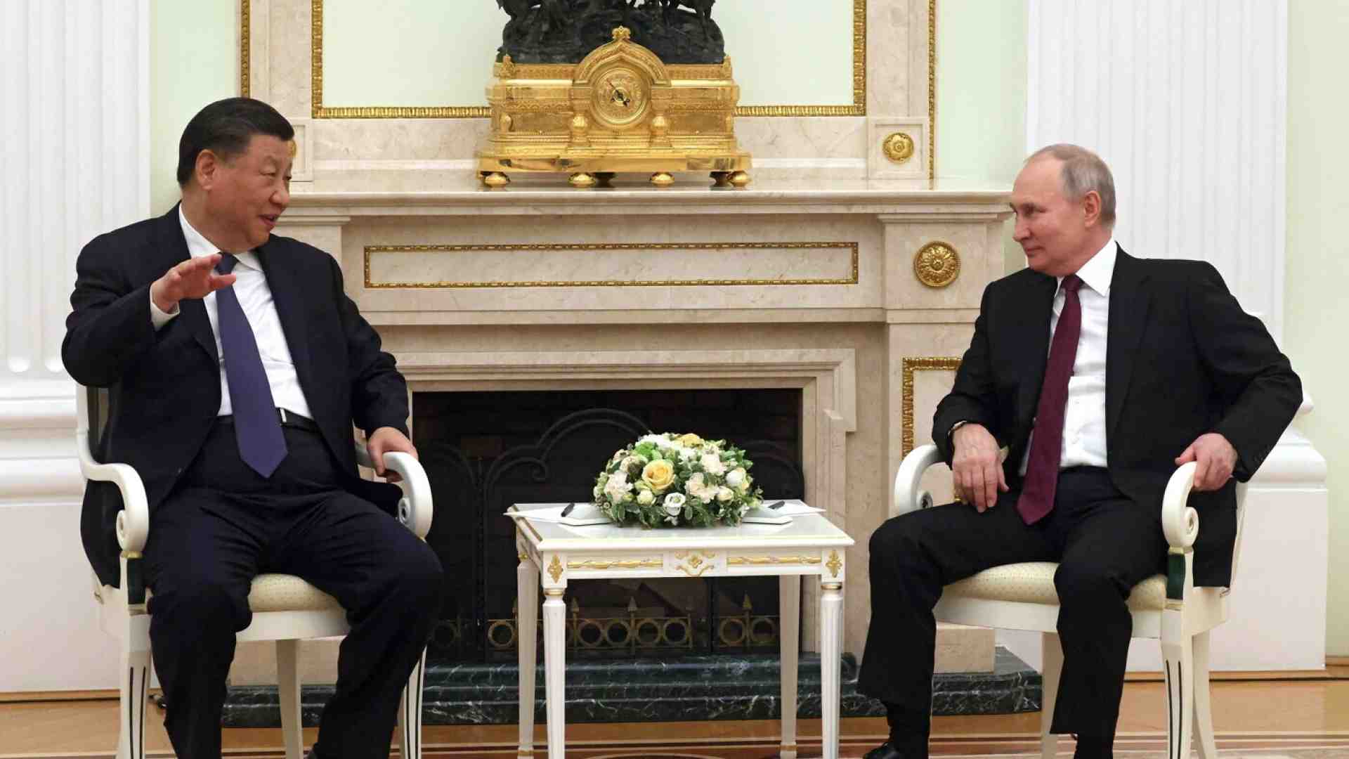 Tutte le debolezze di Putin davanti a Xi Jinping: da ideologo del nuovo mondo a scagnozzo