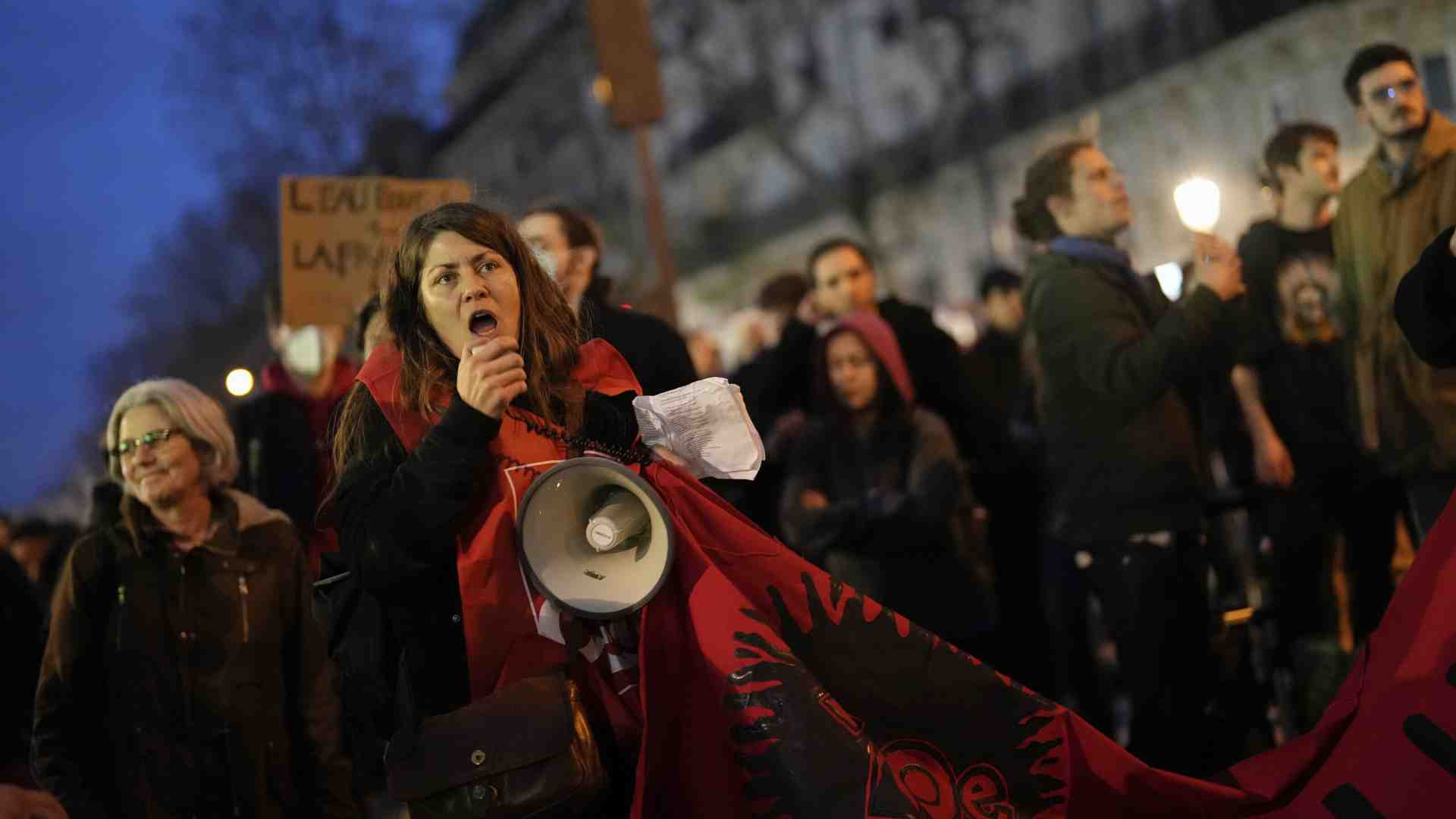 Gli scontri di Parigi incarnano la debolezza del presidenzialismo