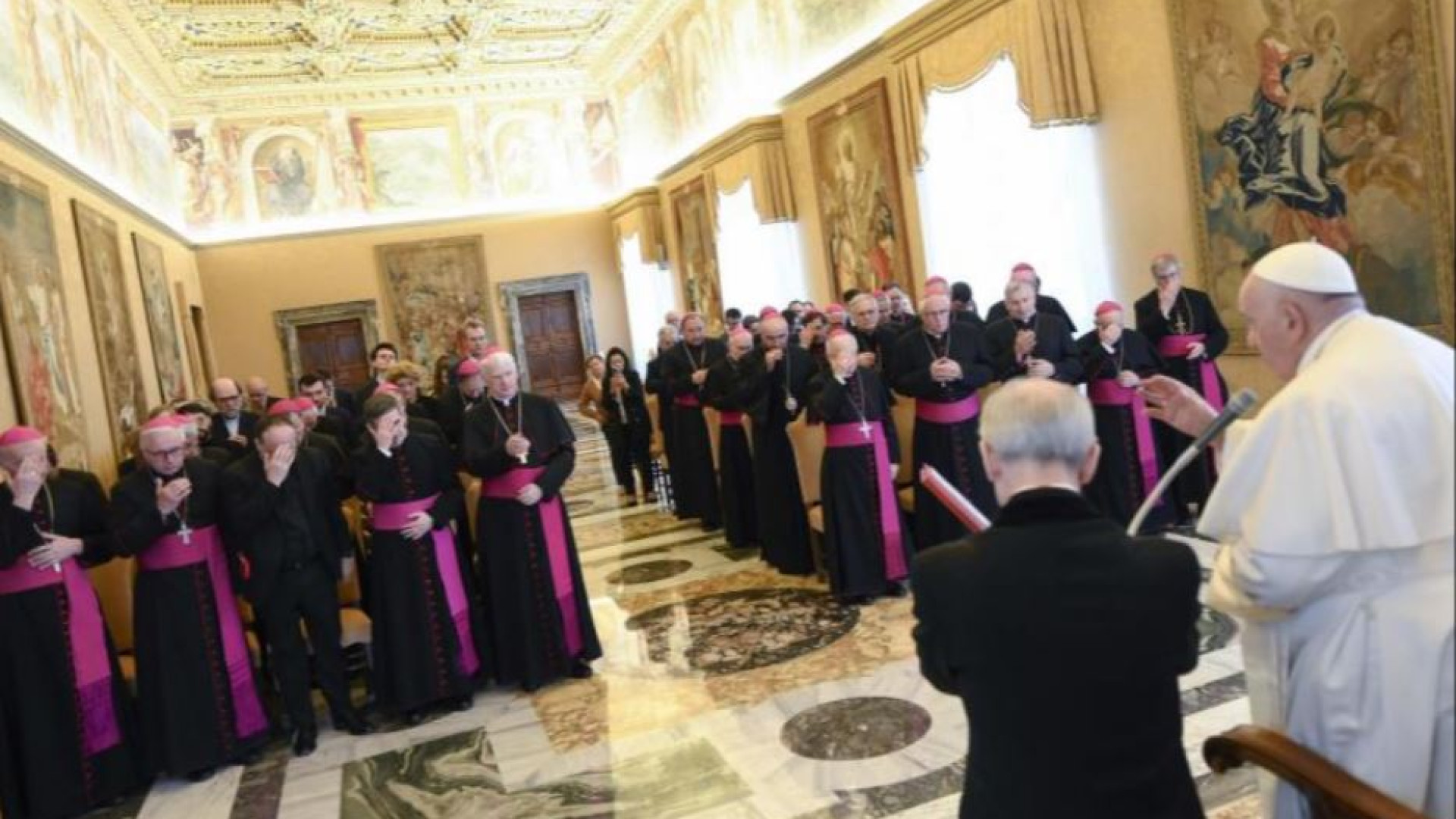 Ansa | Papa Francesco in un momento dell'udienza con i vescovi della Comece