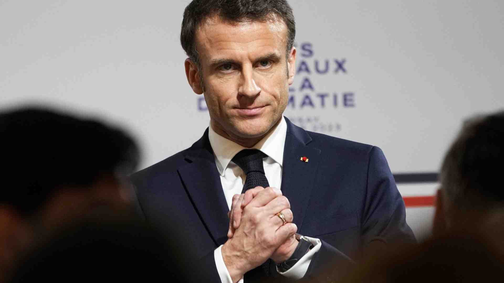 Macron dice che “la folla non ha legittimità”. Ma poi ritratta. Peccato