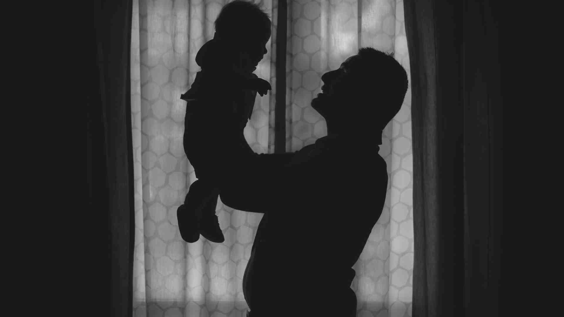 Un uomo aspetta la nascita del figlio. Viaggio in una bufera di ferro e vitamine