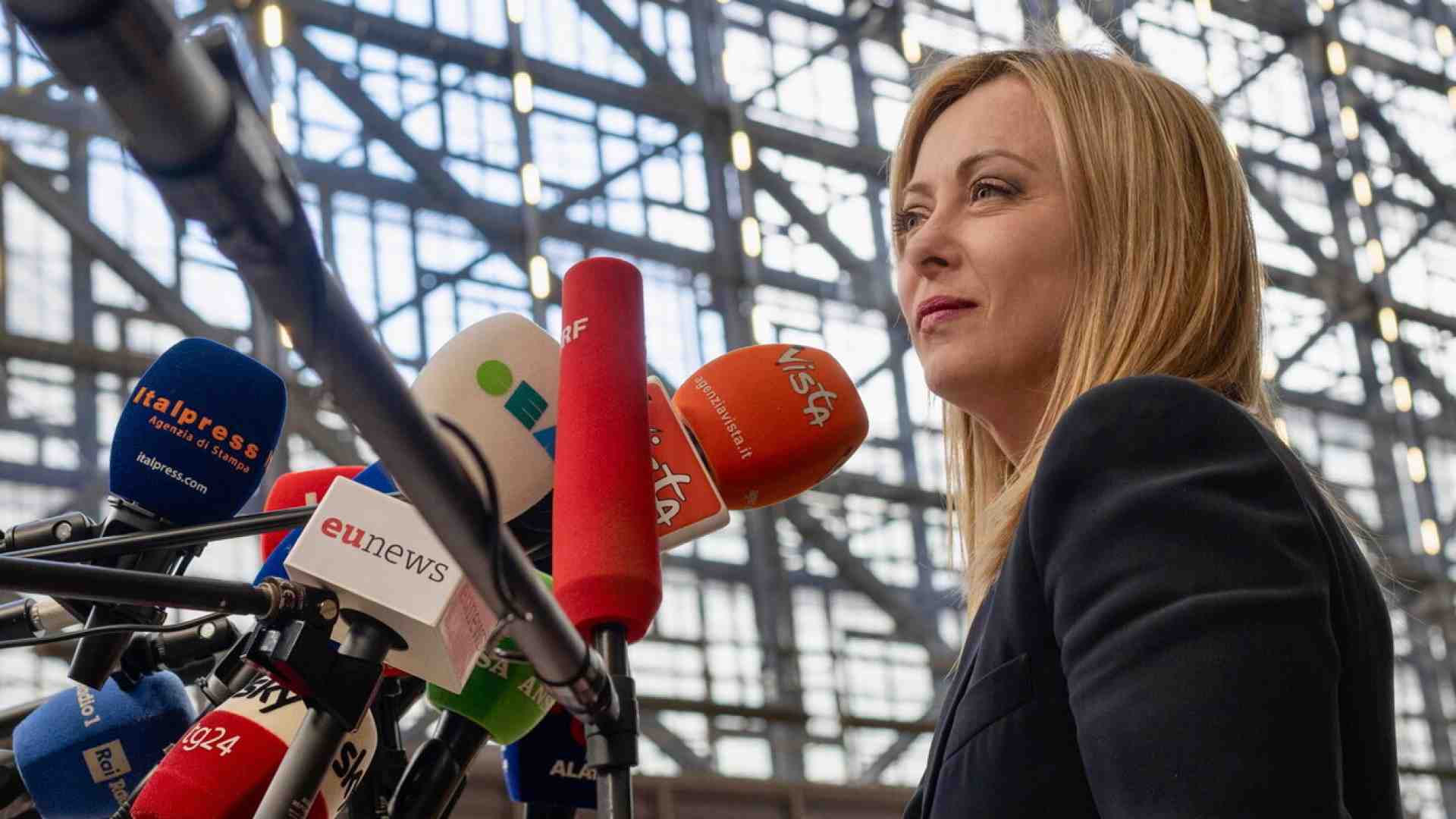 Le tensioni col Quirinale e i pasticci con l’Ue. Meloni sbanda sul Pnrr e cerca alibi: "È colpa di Draghi"