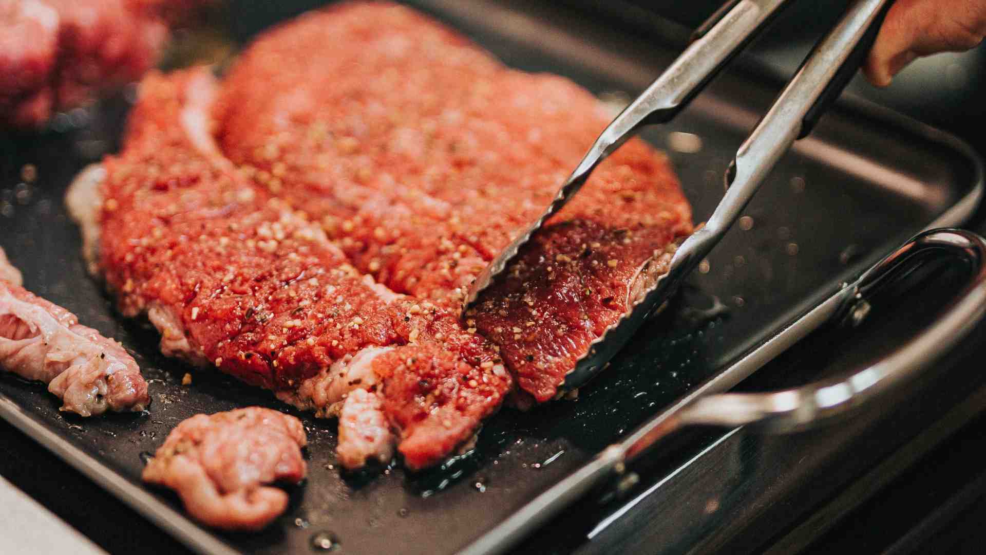 Perché la guerra del governo alla carne sintetica è antiscientifica (oltre che comica)