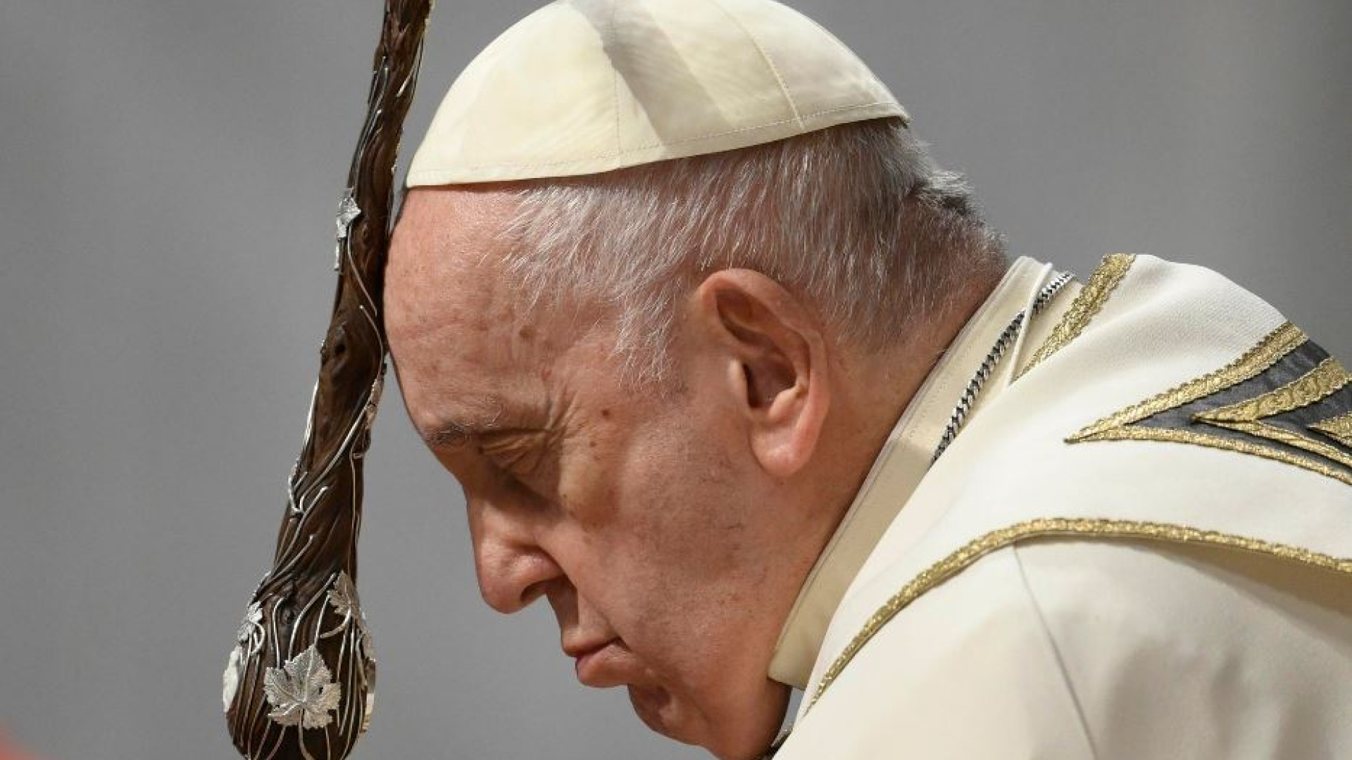 Papa Francesco: «Il diavolo attacca tutti. Attenti ai demoni "educati"»