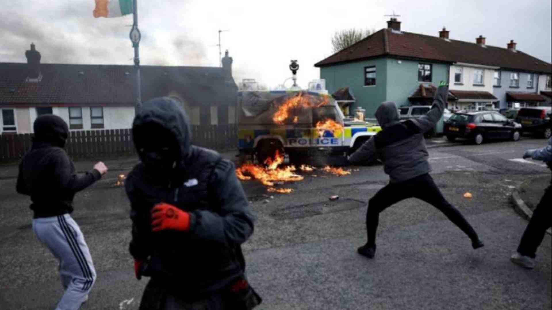 A 25 anni dalla pace a Derry tornano gli scontri e le molotov