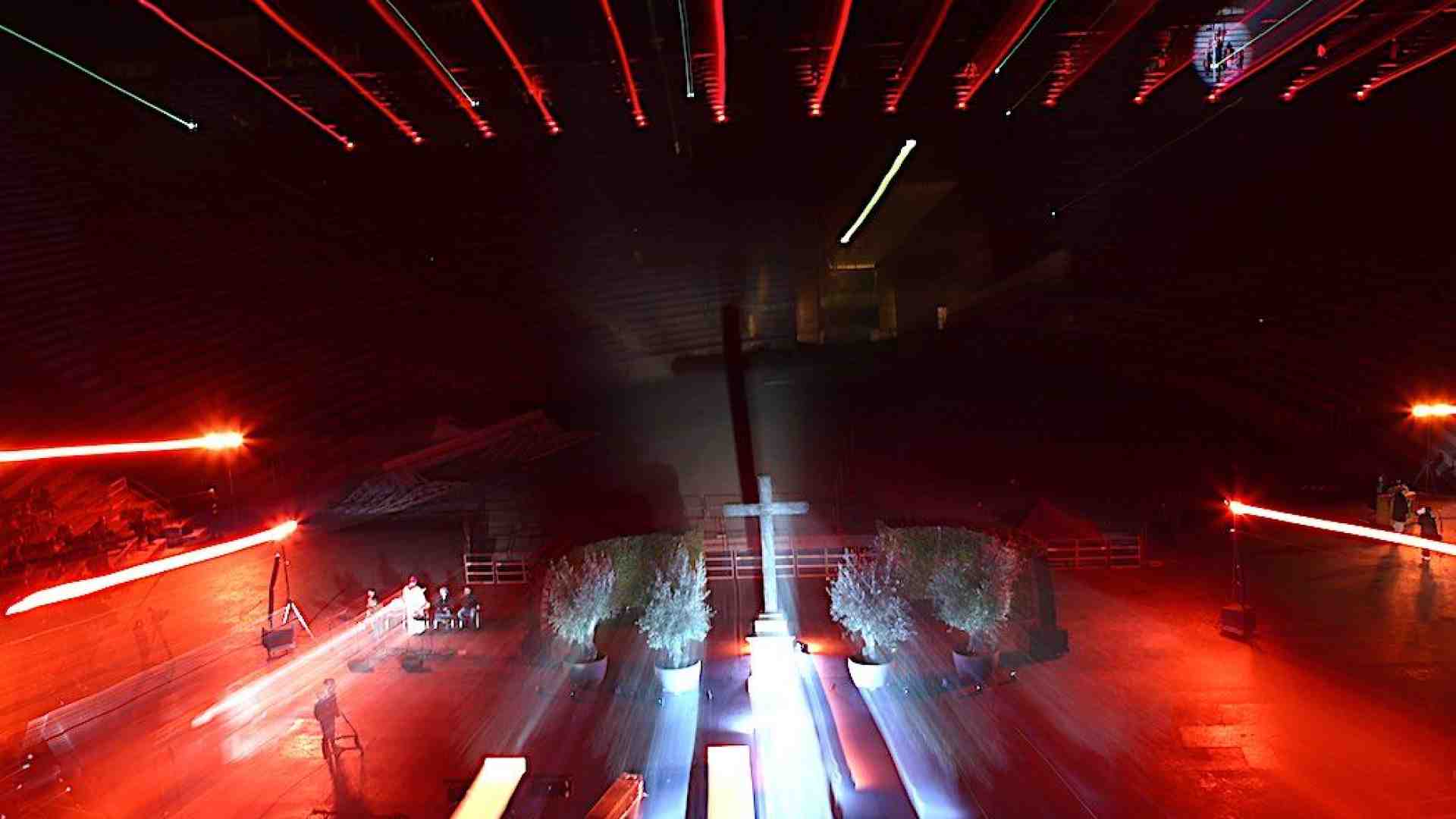 Dall’Arena una Croce invoca la pace per tutti