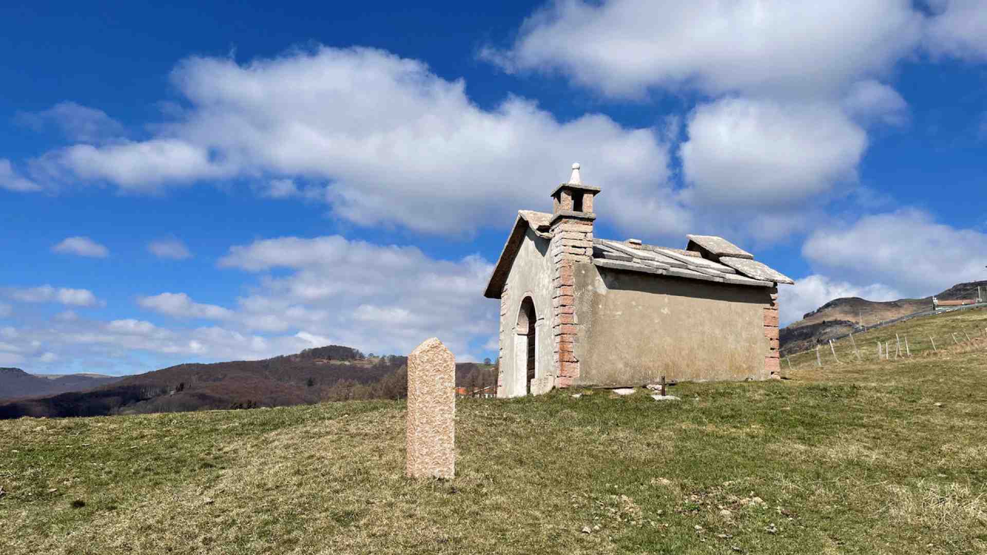 Una colonnetta votiva della Madonna del popolo in ricordo di mons. Finardi