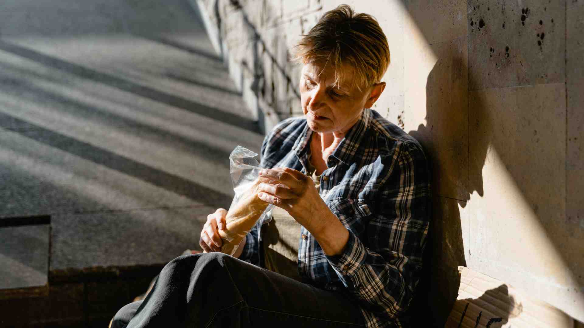 Poveri penalizzati e lavoro svilito: così si fa un balzo all'indietro