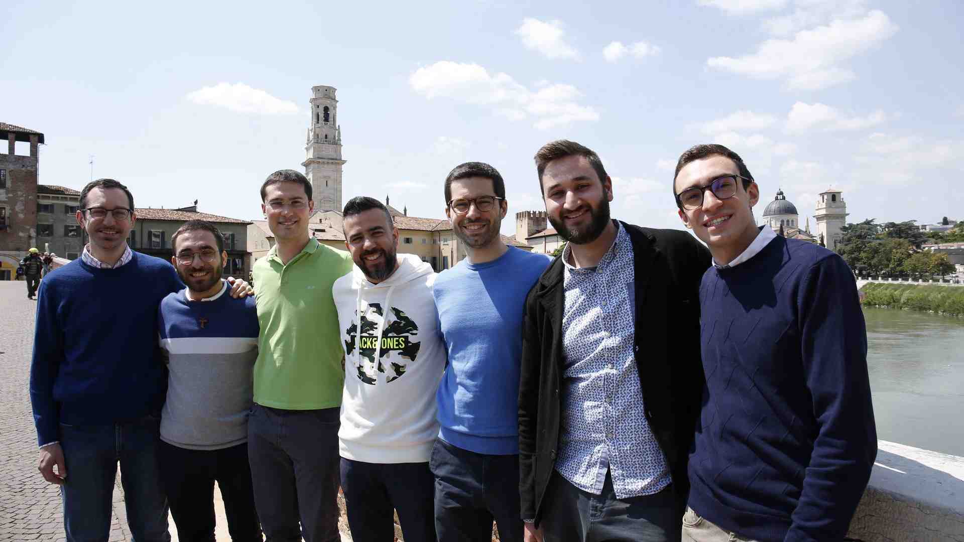 Il Vescovo istituisce  sei lettori e due accoliti