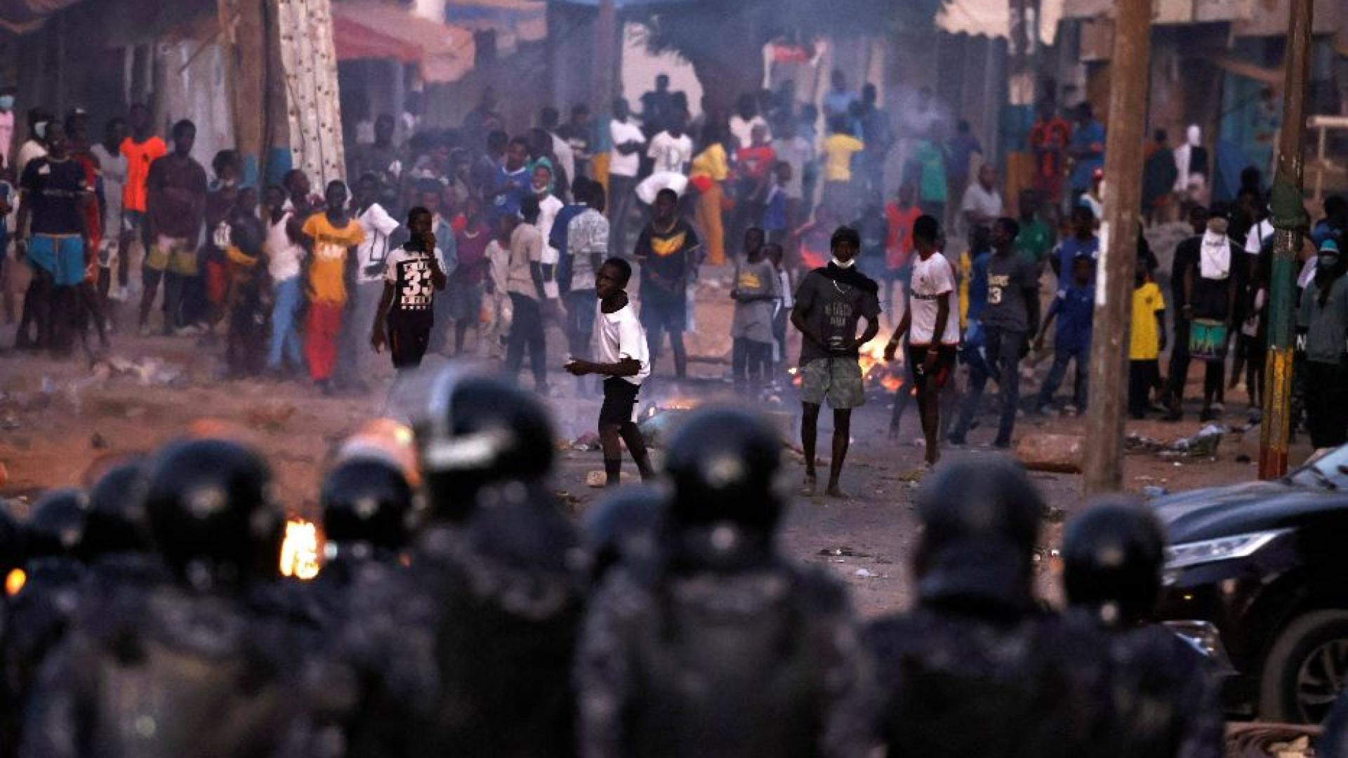 Dakar sprofonda nel caos: 16 morti nelle proteste