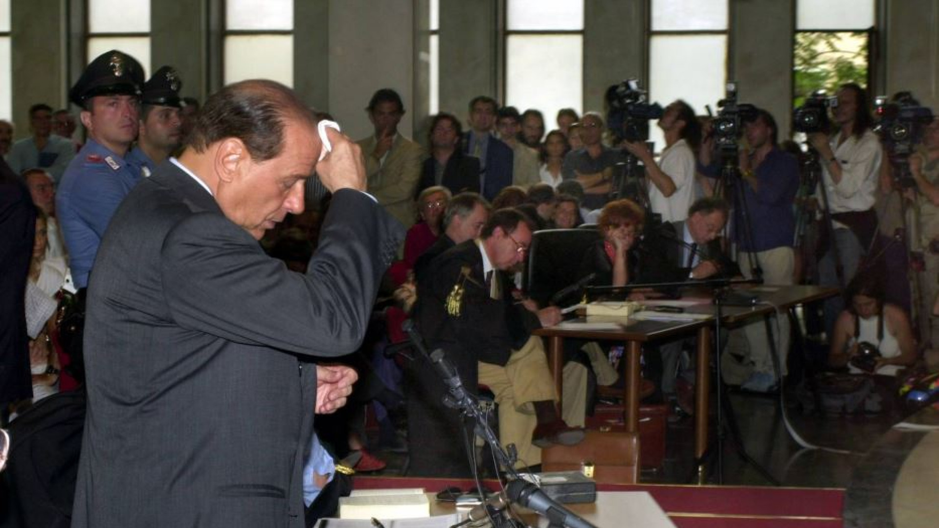 Il Cavaliere e il braccio di ferro infinito con la magistratura