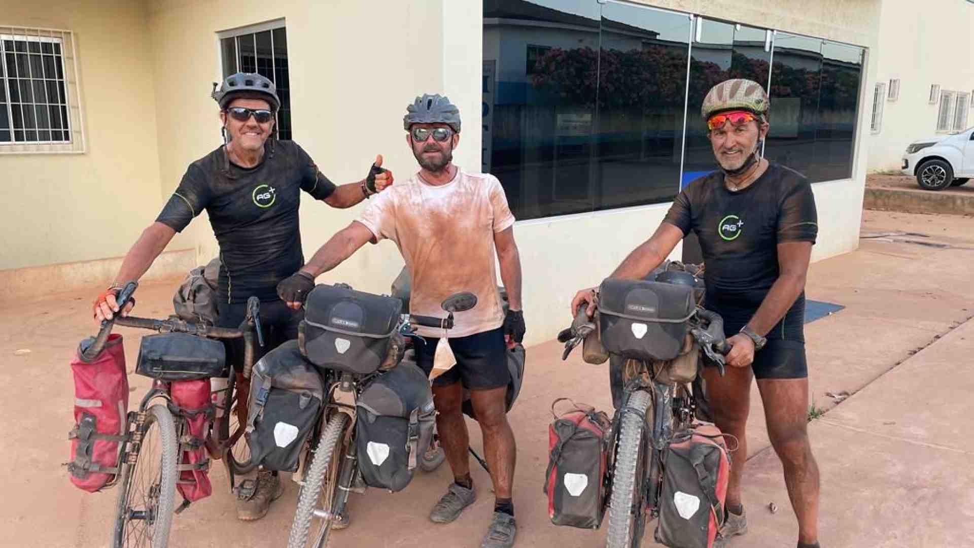 Attraversano l’Amazzonia in bicicletta per monitorare il suo stato di salute