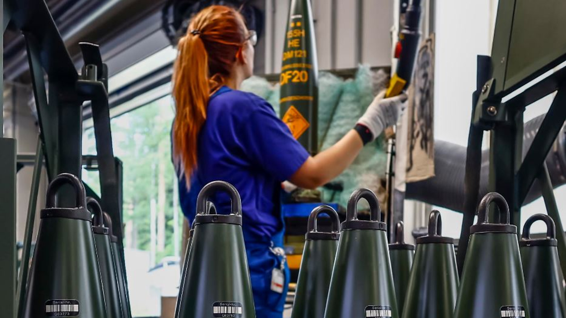 La fabbrica della guerra fatica a soddisfare la domanda di armi, ma s'impegna