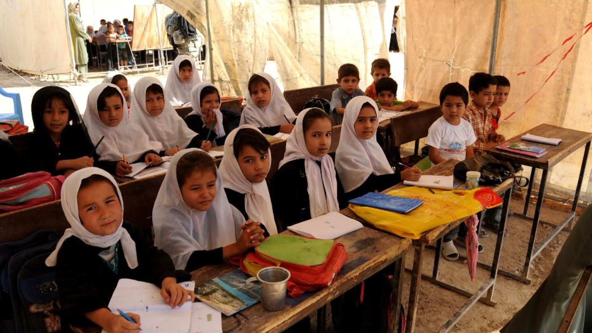 Afghanistan, l'ennesima violenza: «Fuori dalle scuole le bambine dai 10 anni»