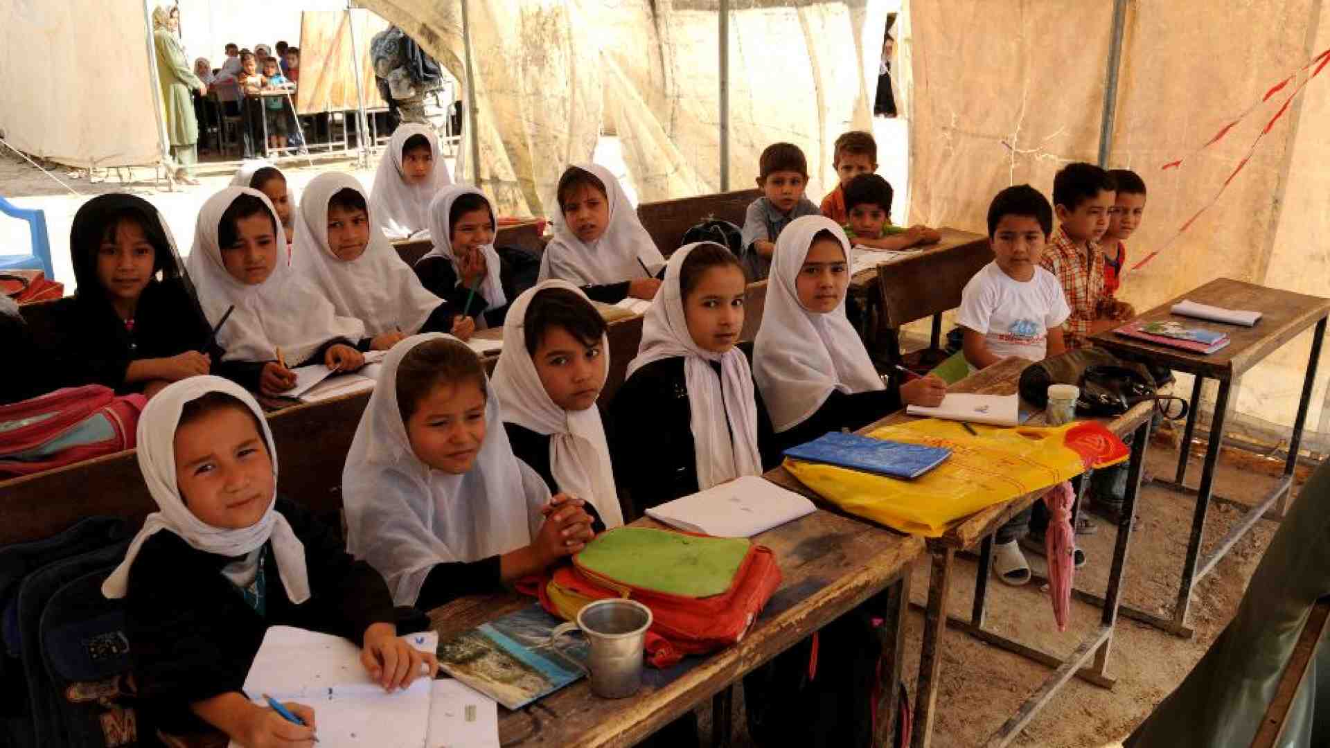 Afghanistan, l'ennesima violenza: «Fuori dalle scuole le bambine dai 10 anni»